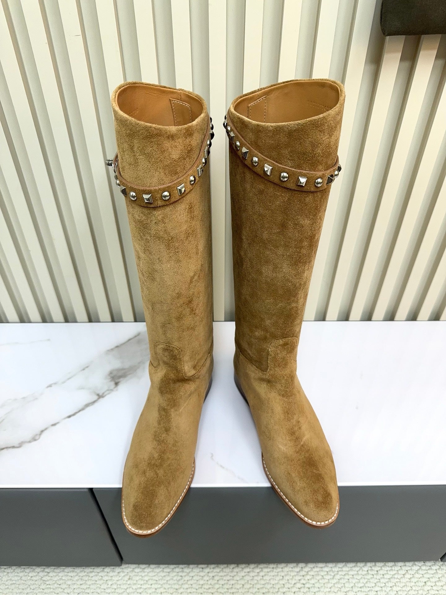 HM 25ss Kelly Buckle Riding Boots Brown Suede 576116