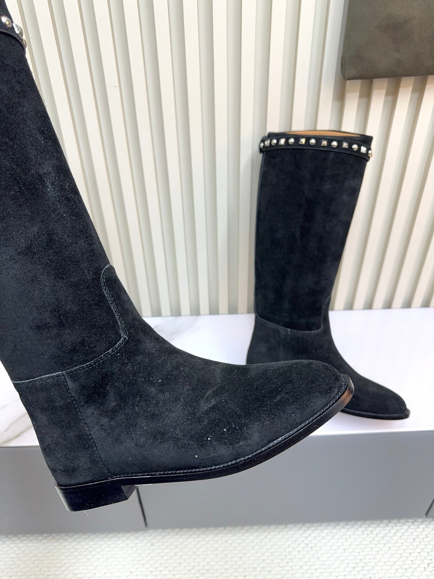 HM 25ss Kelly Buckle Riding Boots Black Suede 576117