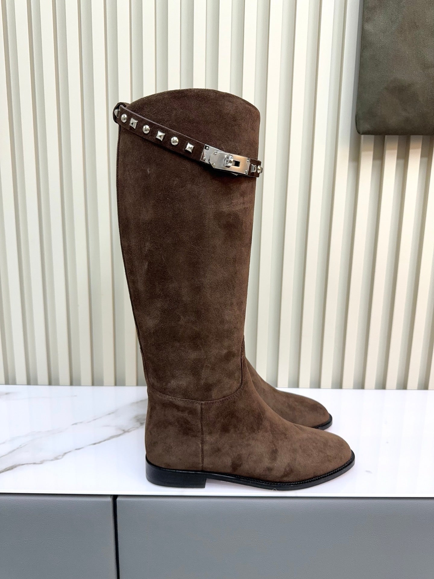 HM 25ss Kelly Buckle Riding Boots Dark Brown Suede 576118