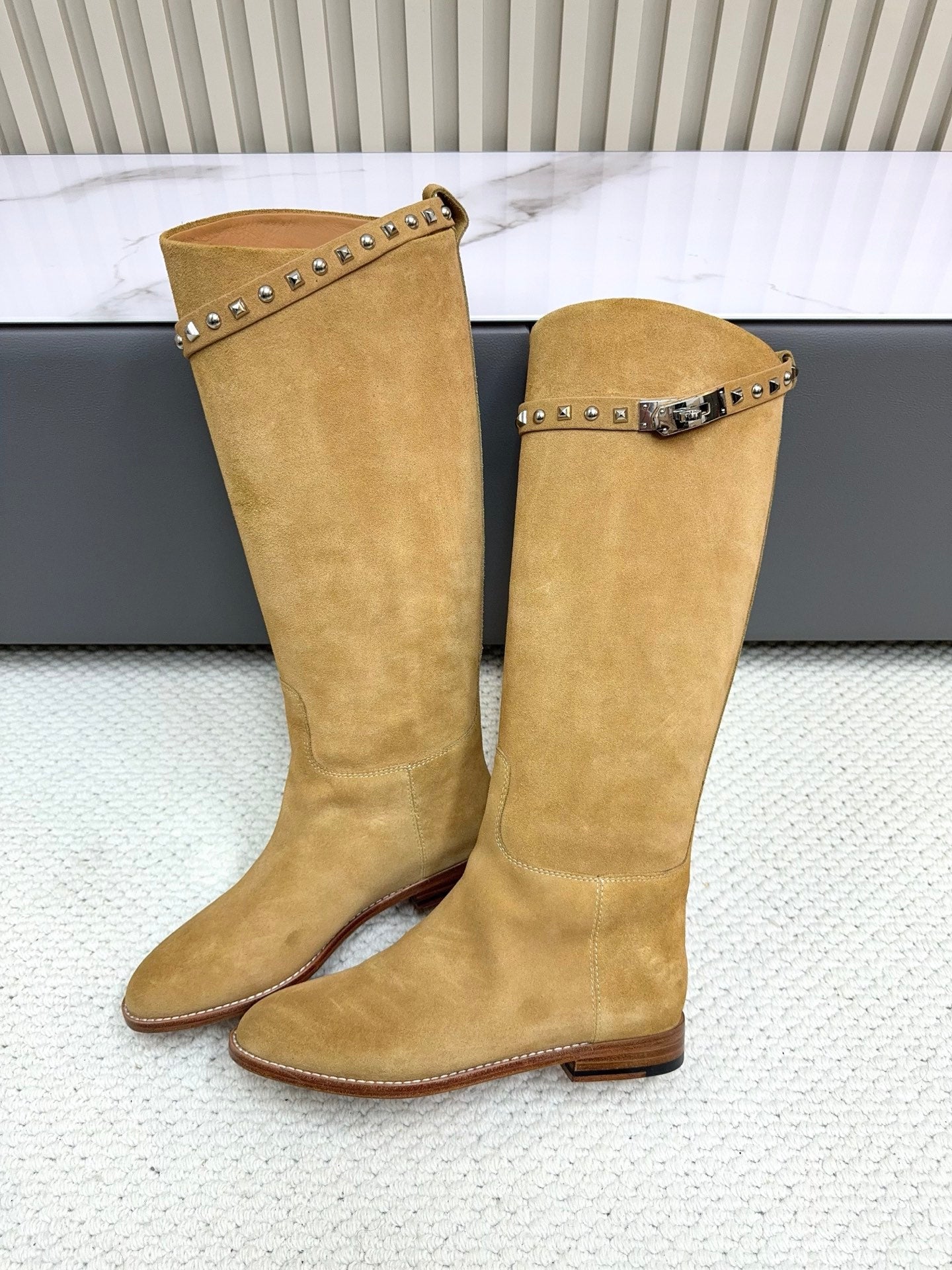 HM 25ss Kelly Buckle Riding Boots Taupe Suede 576119