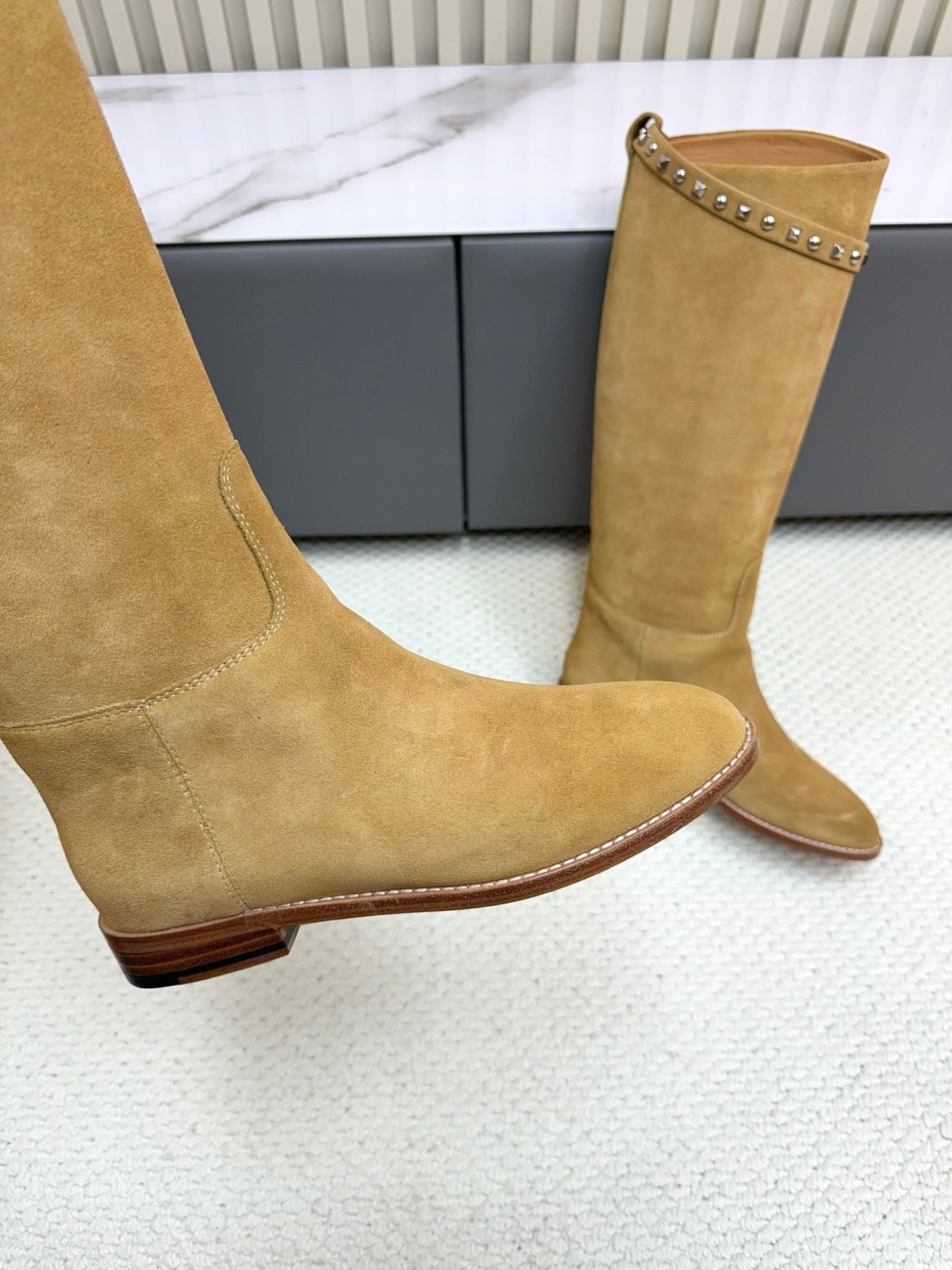 HM 25ss Kelly Buckle Riding Boots Taupe Suede 576119