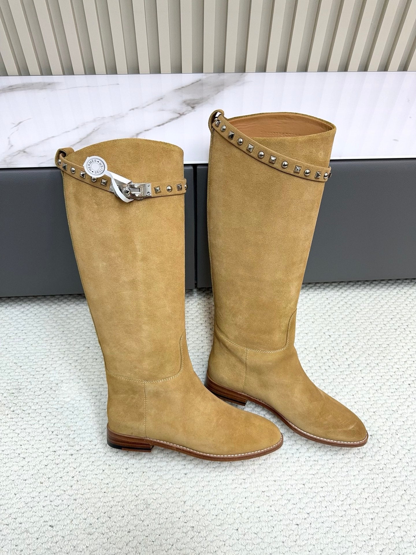HM 25ss Kelly Buckle Riding Boots Taupe Suede 576119