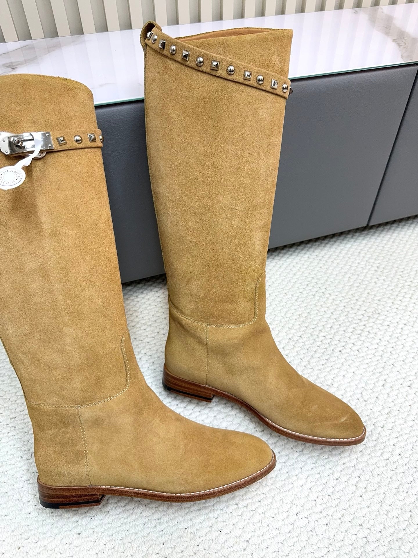 HM 25ss Kelly Buckle Riding Boots Taupe Suede 576119