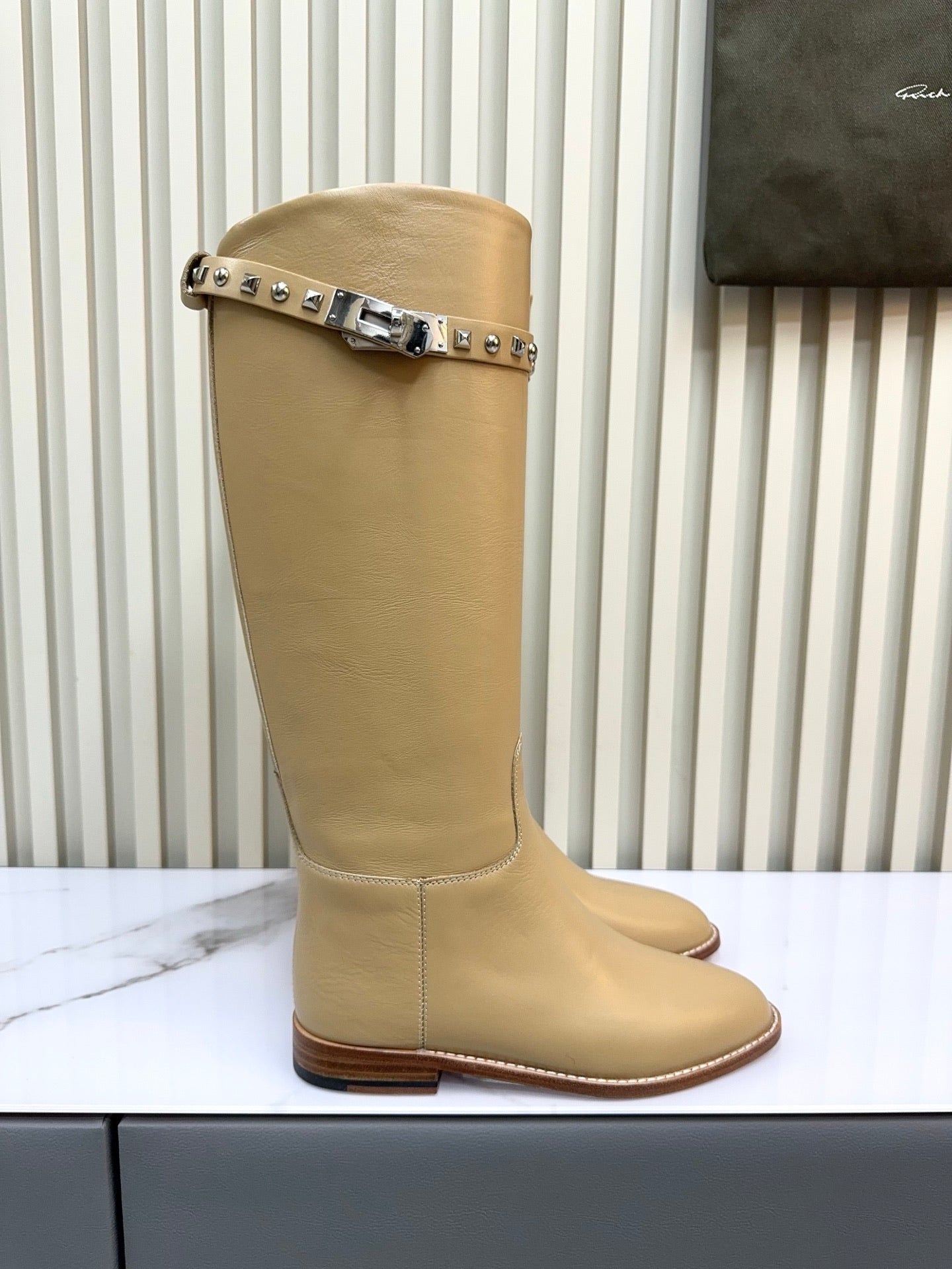HM 25ss Kelly Buckle Riding Boots Dark Beige Cowhide 576122