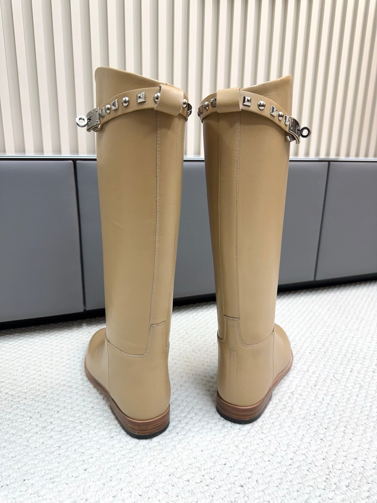 HM 25ss Kelly Buckle Riding Boots Dark Beige Cowhide 576122