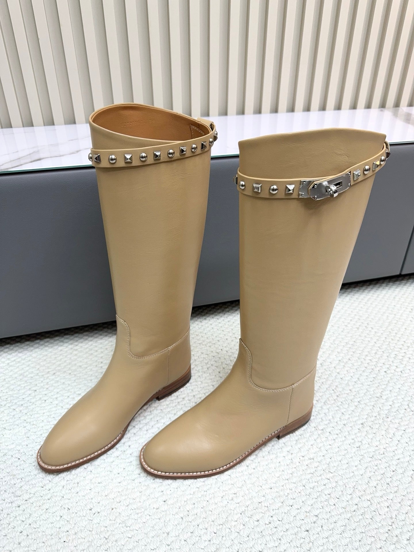 HM 25ss Kelly Buckle Riding Boots Dark Beige Cowhide 576122