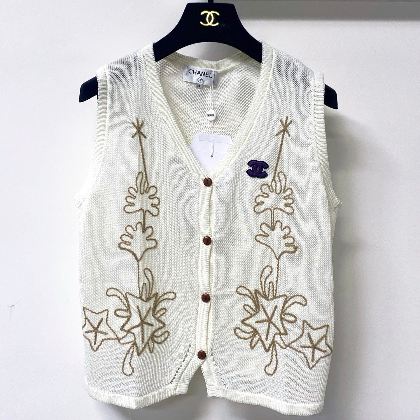 Chanel 2026 White Sleeveless Knit Vest Gold Embroidery Wool 416251
