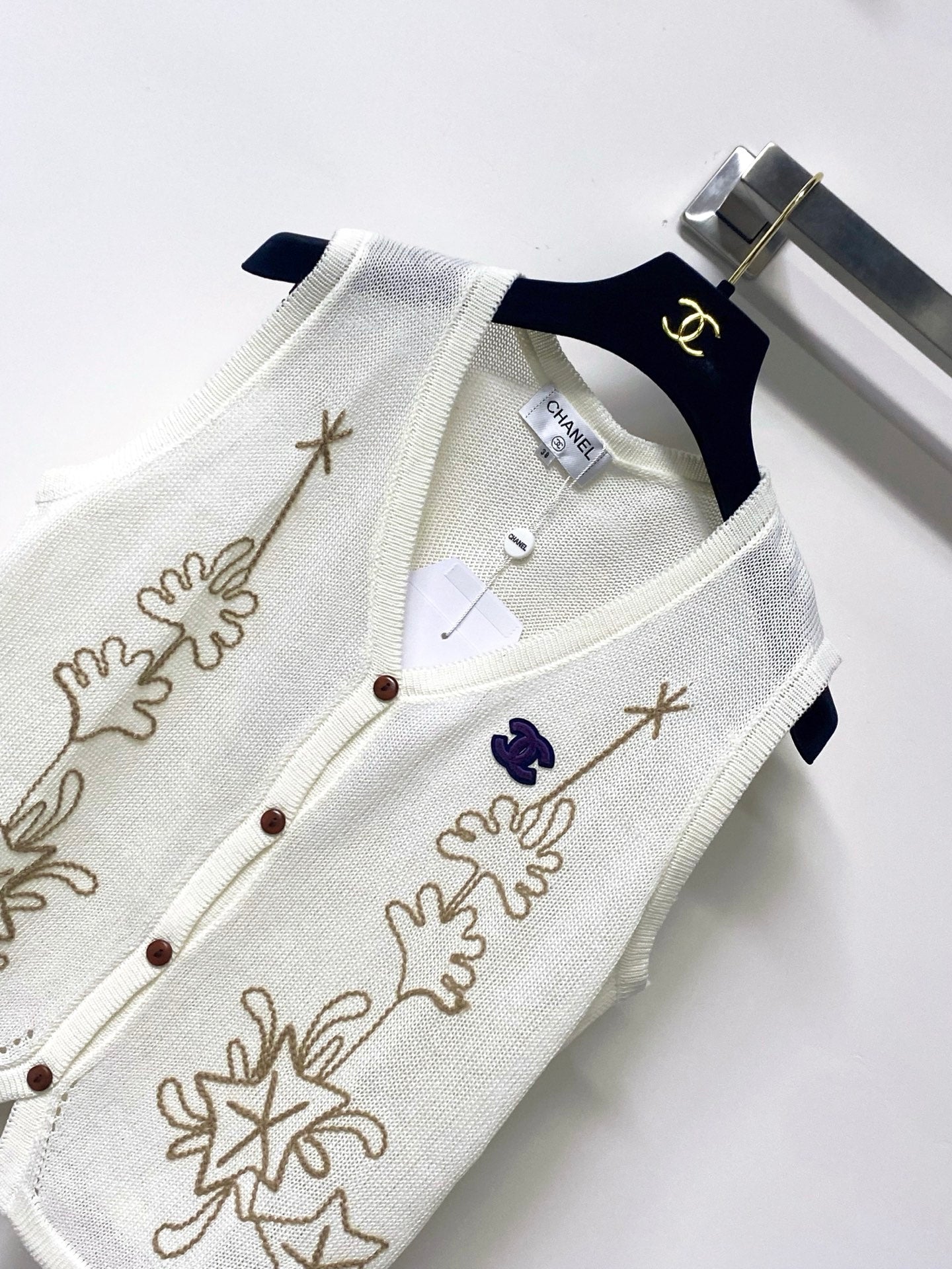 Chanel 2026 White Sleeveless Knit Vest Gold Embroidery Wool 416251