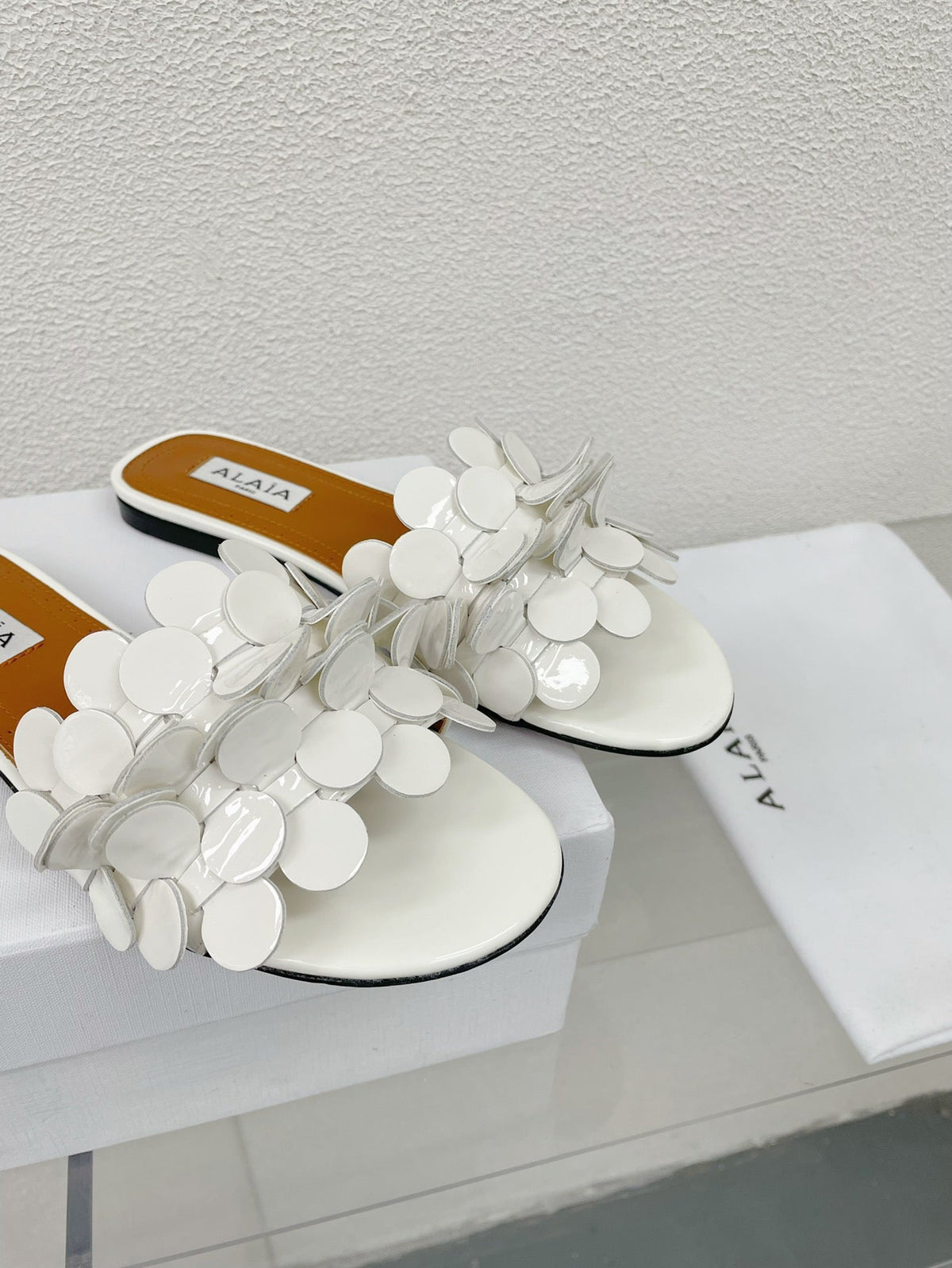 alaia sandal mule flower white pantent lambskin