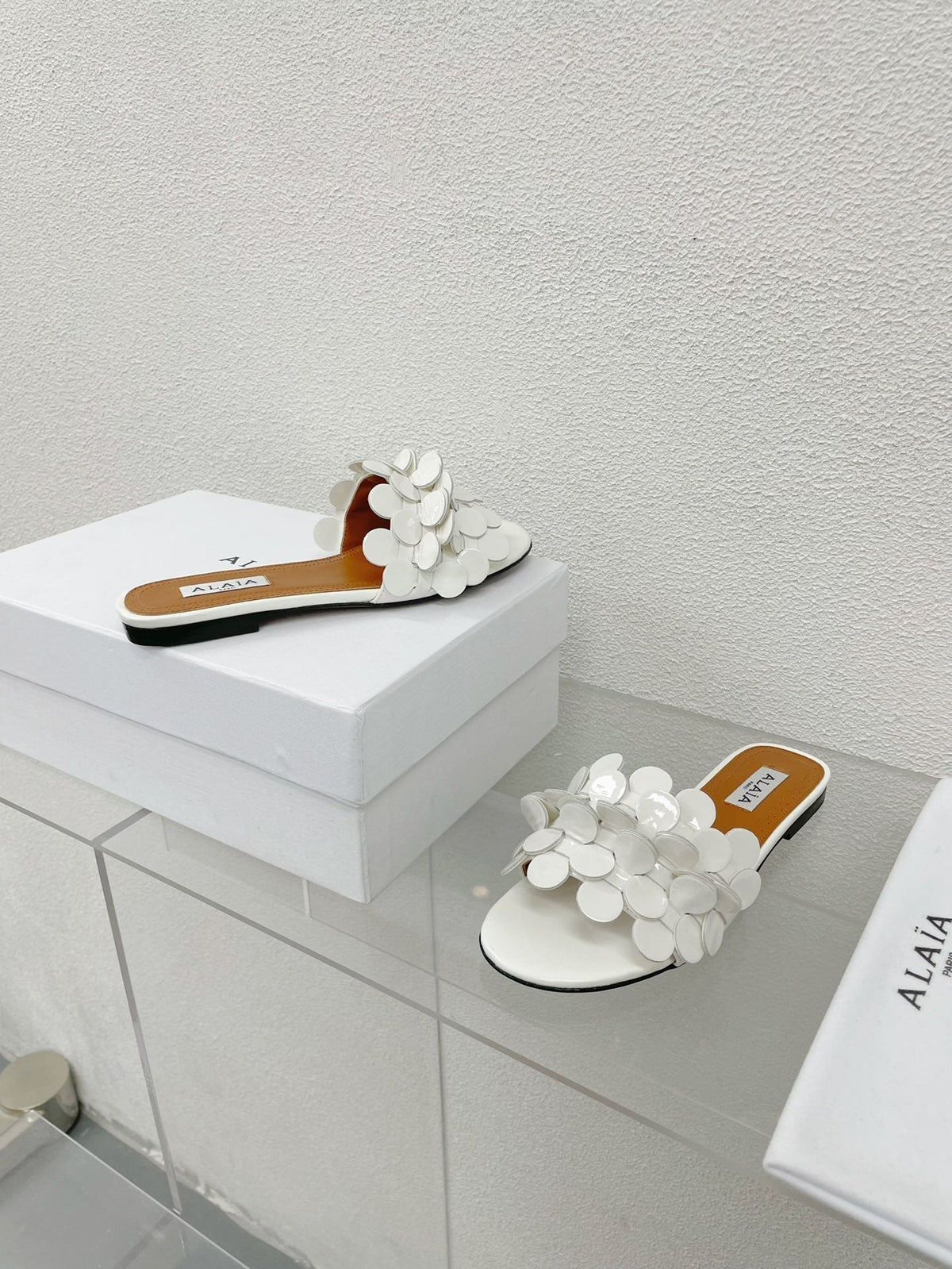 alaia sandal mule flower white pantent lambskin