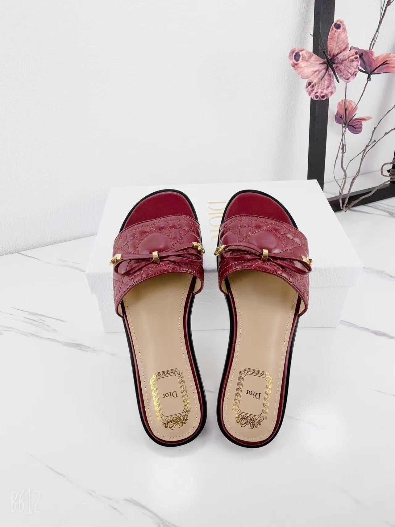 CD 26s Slippers Burgundy Beige Cowhide 681590