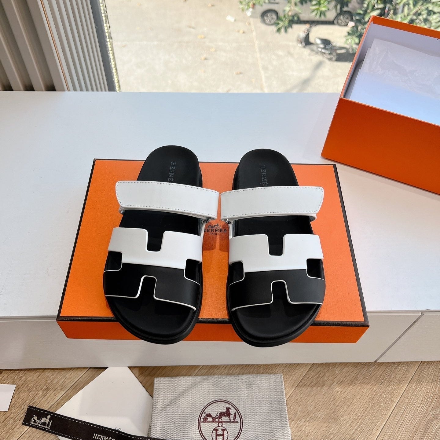HM Chypre Sandal White mix Black Calfskin 202816