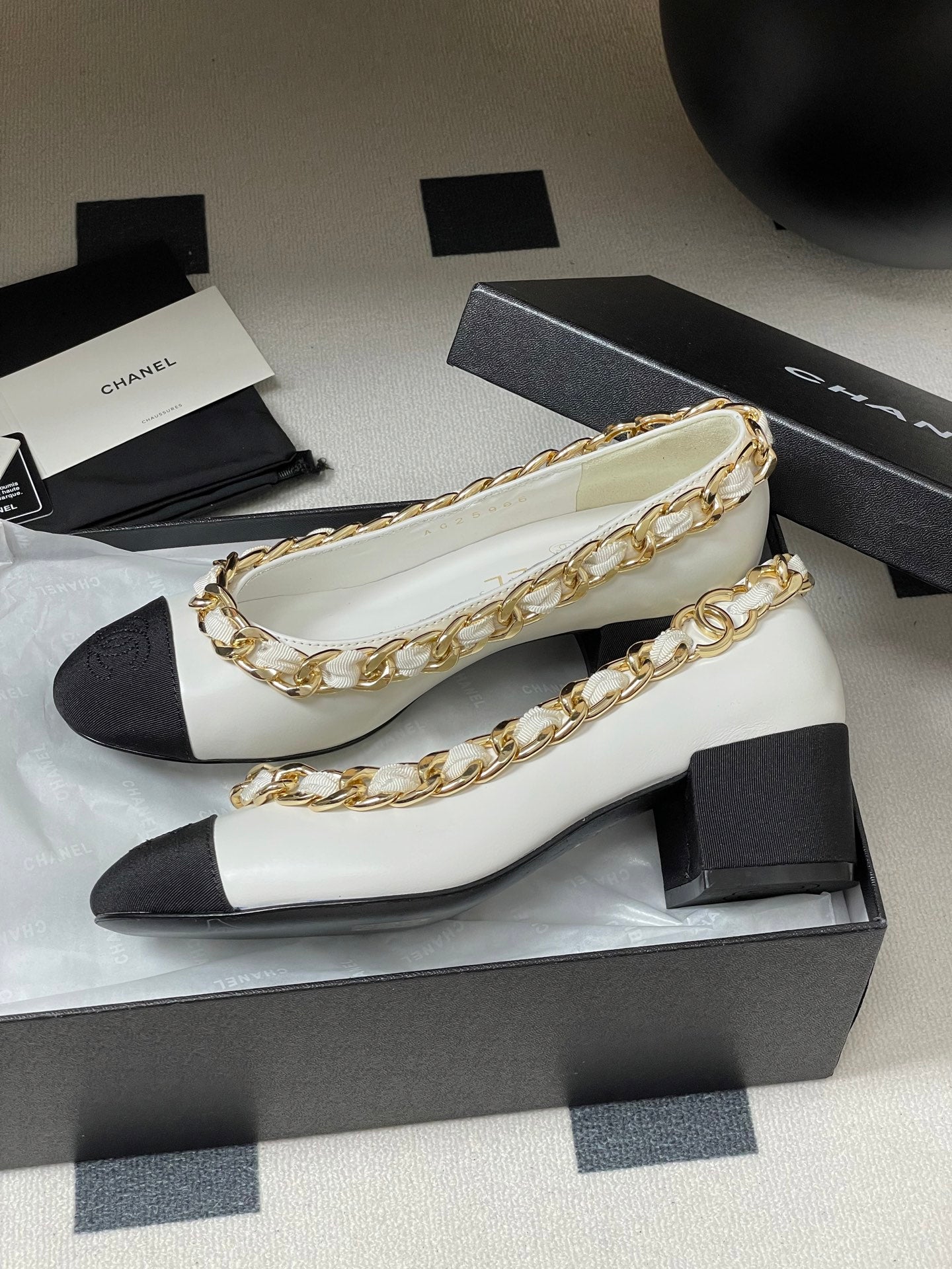 Chanel 25A 55mm Pump Big Chain Double C White Black Sheepskin 393814