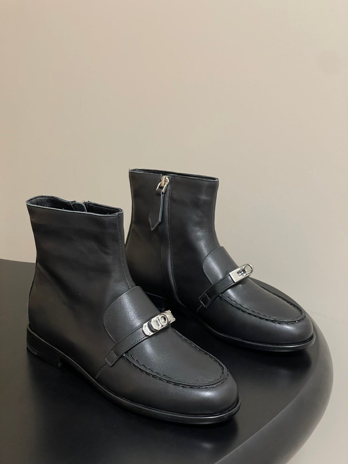 HM  short boots kelly buckle black sheepskin