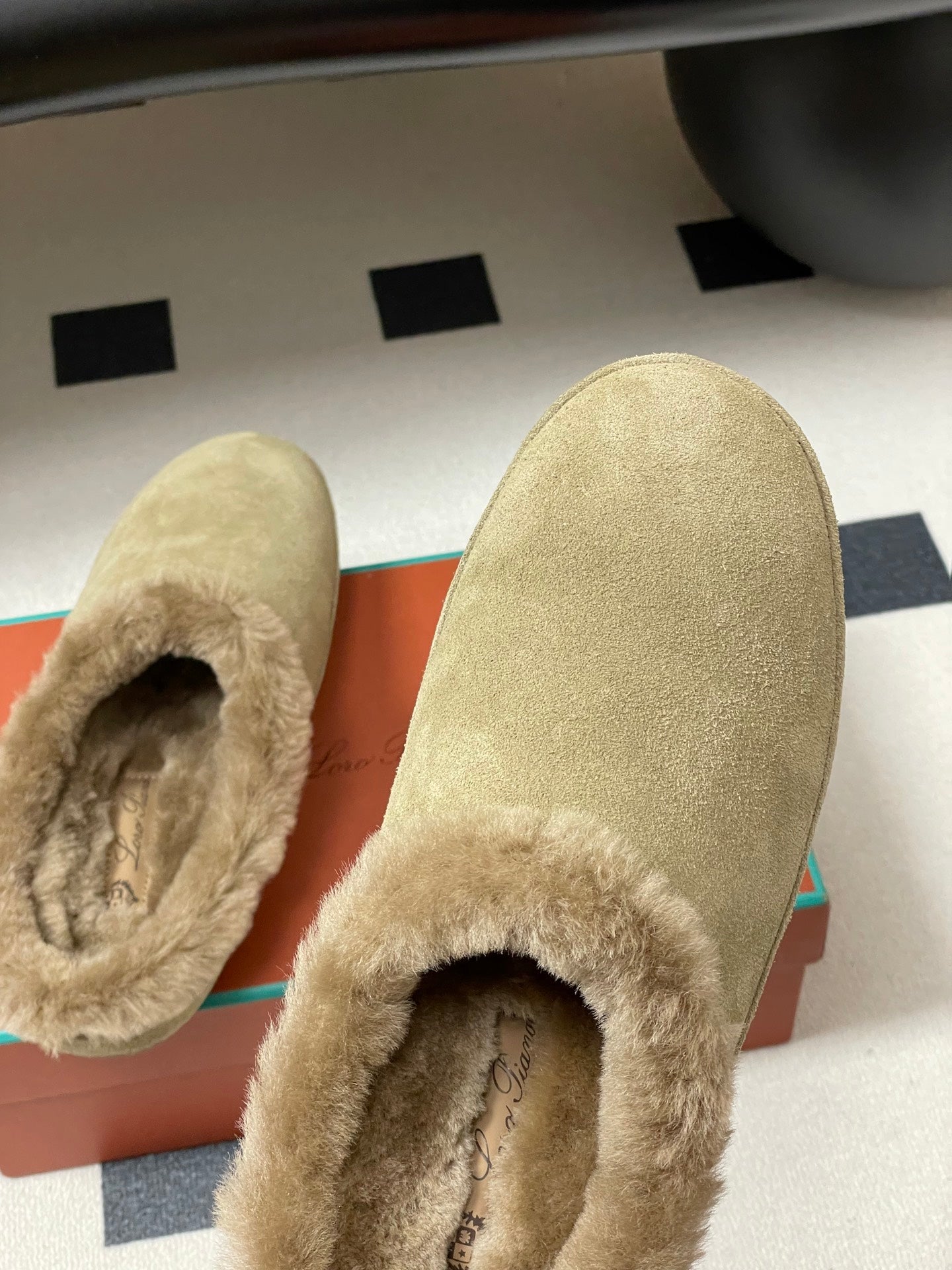 LP 25 Closed-Toe Half-Slippers Light Beige Suede Fur 534682