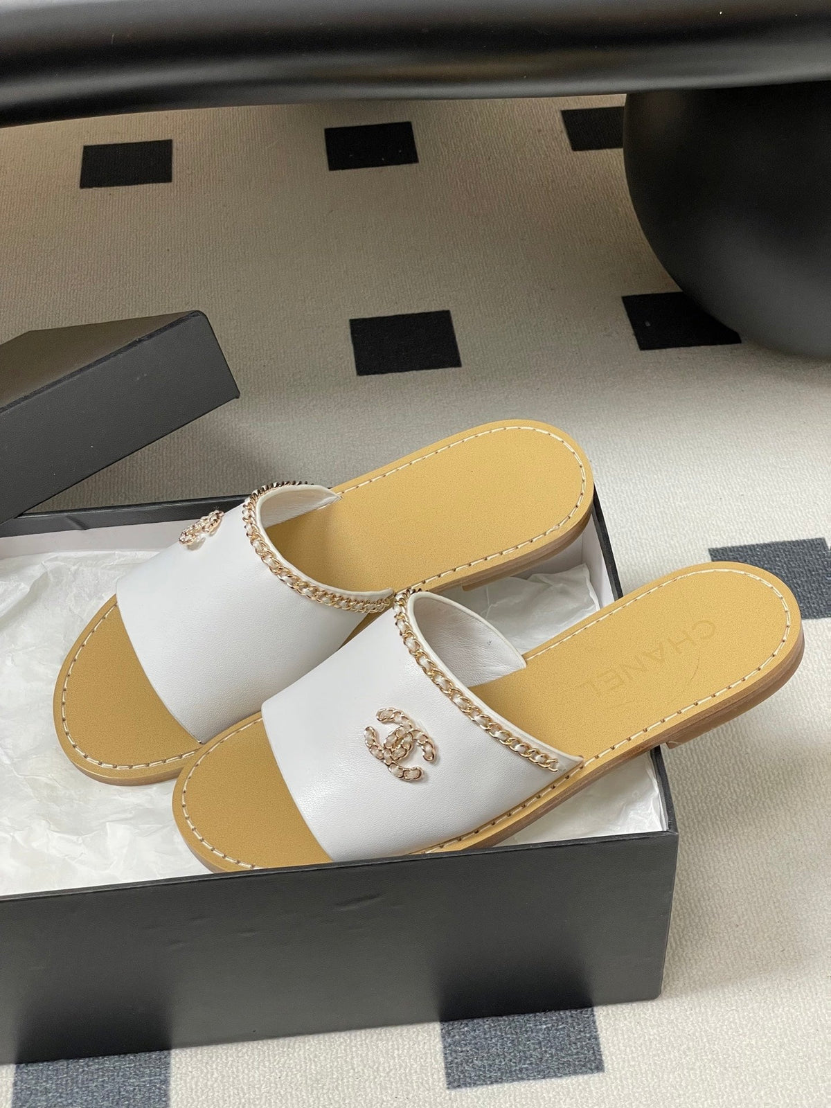 CC 26 Flat Sandal White Beige Sheepskin 593299
