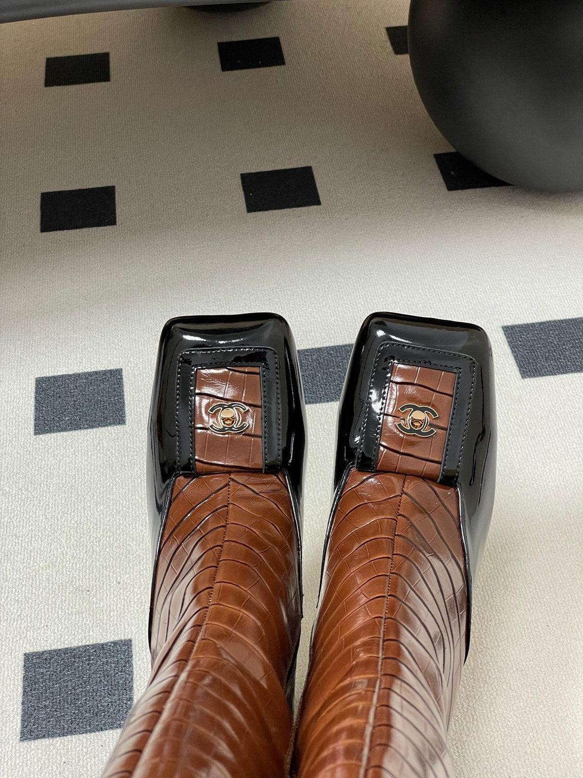 CC 26 Crocodile-embossed High Boot Black Brown Patent Leather 593110