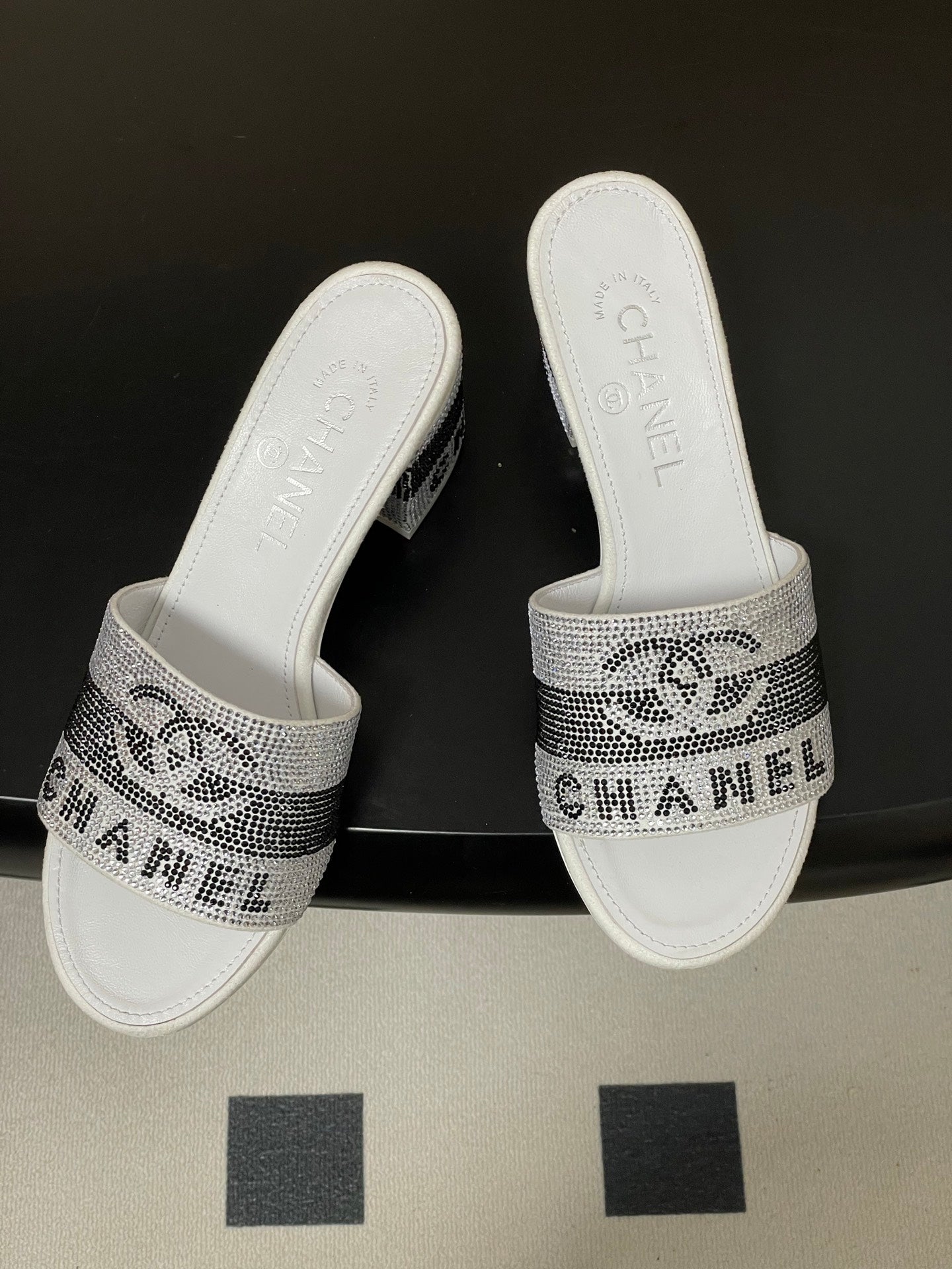 CC 26s  Sandals 70 White Gray Sheepskin Rhinestones 649512