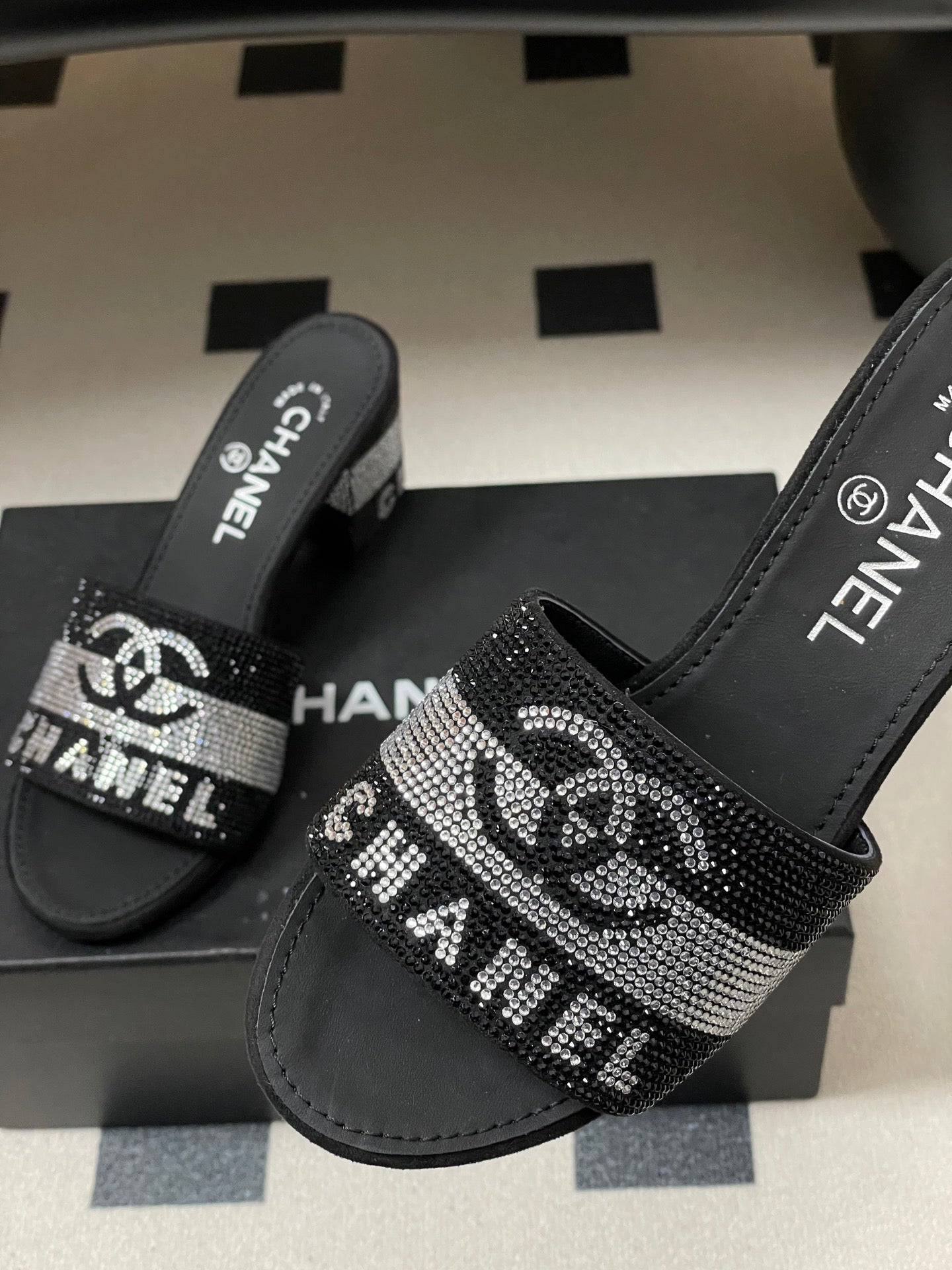 CC 26s  Sandals 70 Black Sheepskin Rhinestones 649513