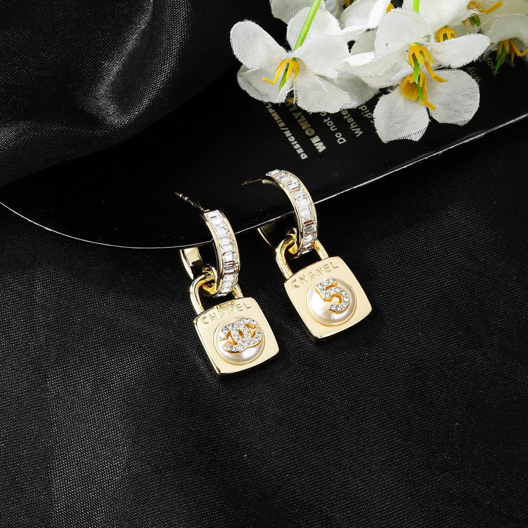 CC Pendant Looked Double C Diamond Light Gold Earrings