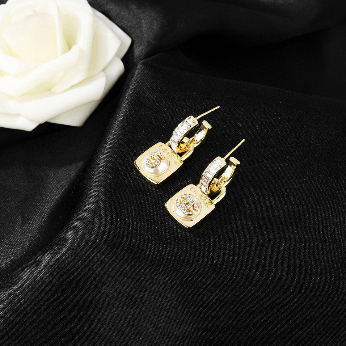 CC Pendant Looked Double C Diamond Light Gold Earrings