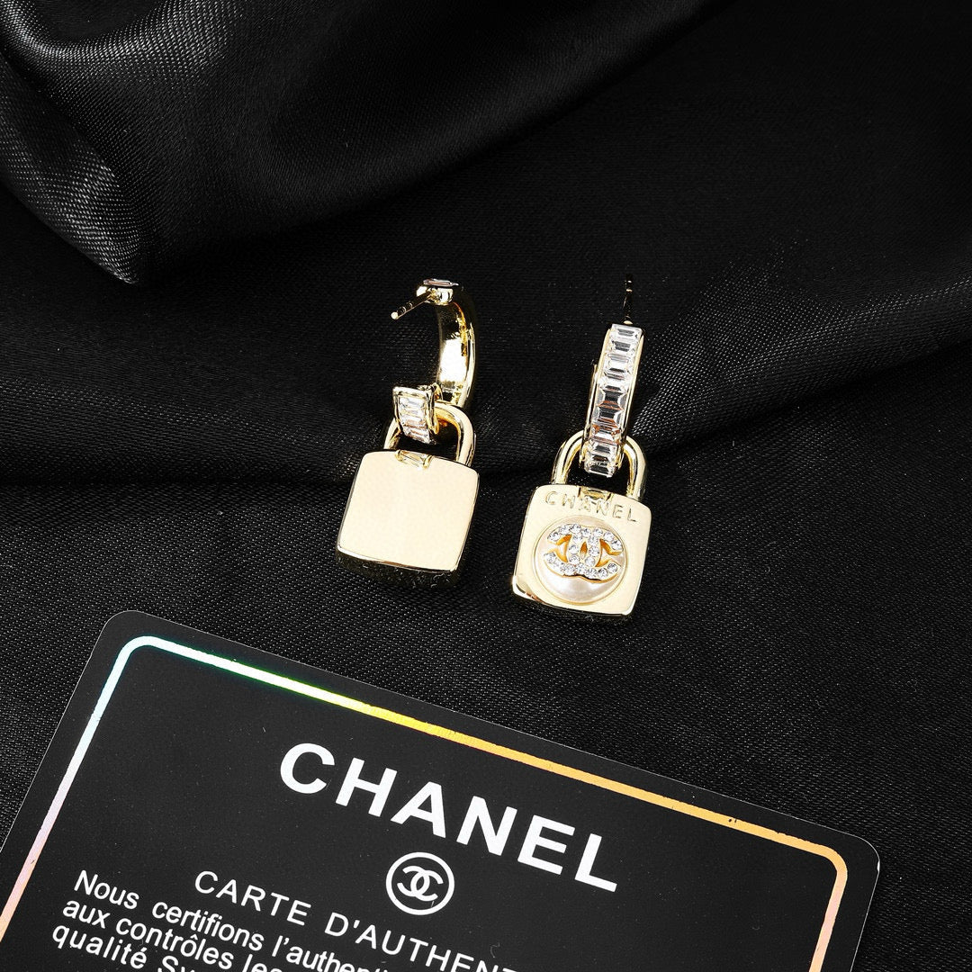 CC Pendant Looked Double C Diamond Light Gold Earrings