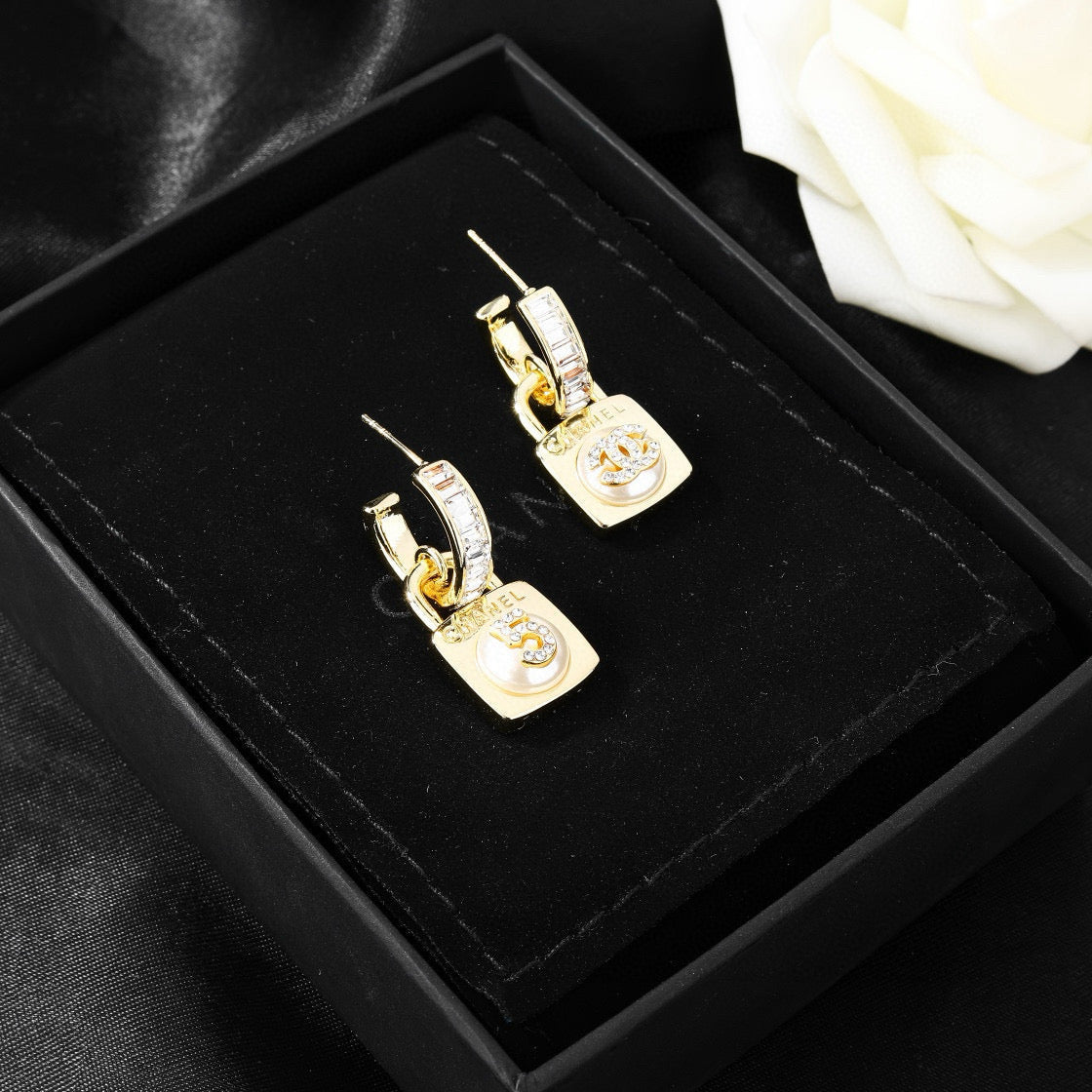 CC Pendant Looked Double C Diamond Light Gold Earrings