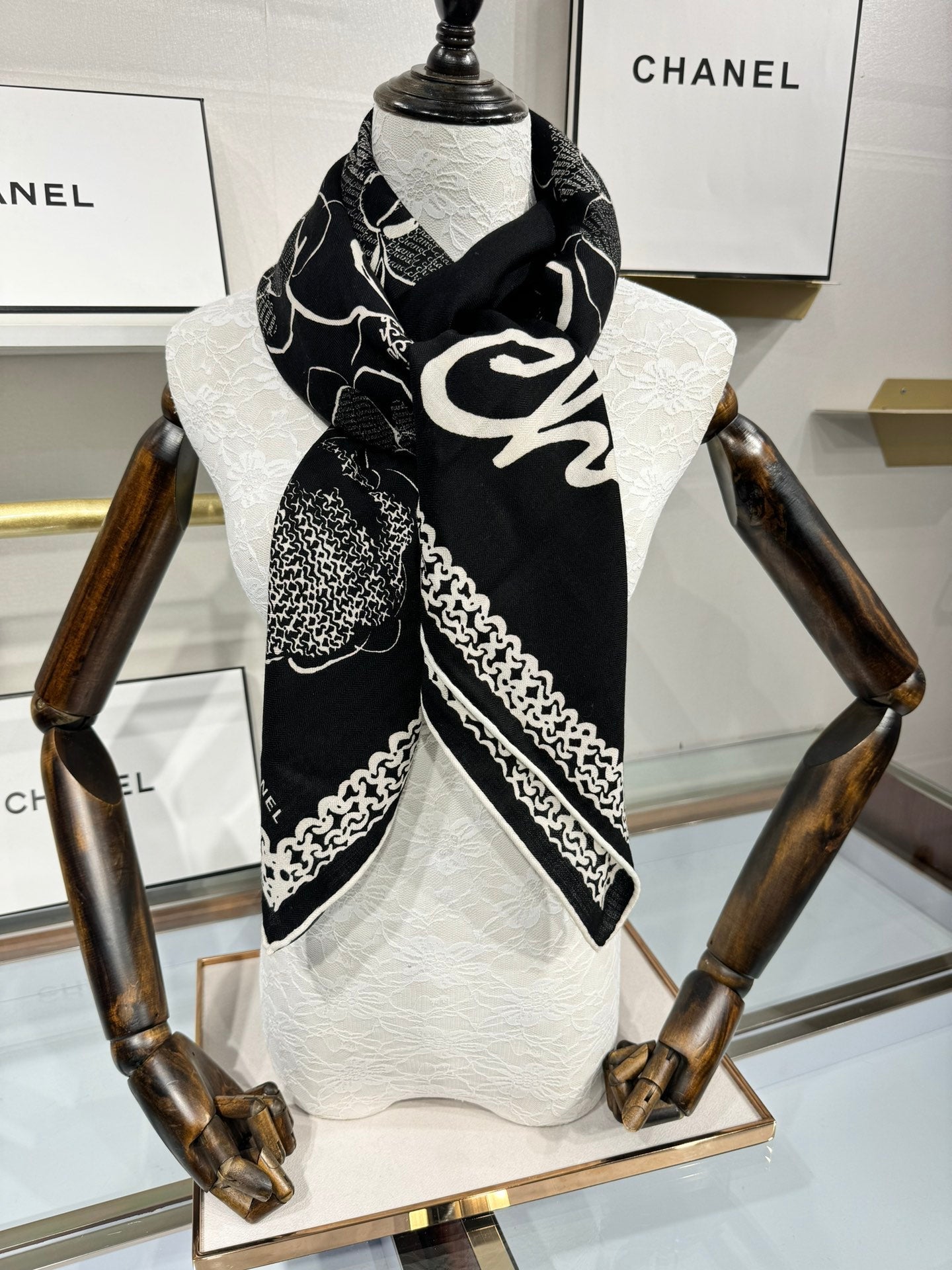 CC Square Scarf 140 CM In Black White Cashmere Silk 408418