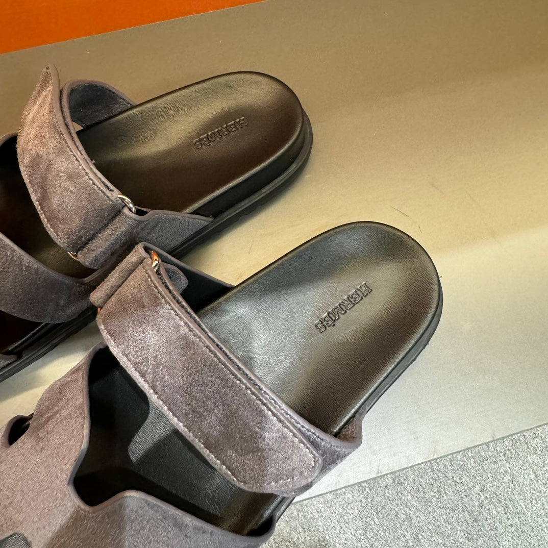 HM CHYPRE SANDAL BRIGHT GRAY SUEDE