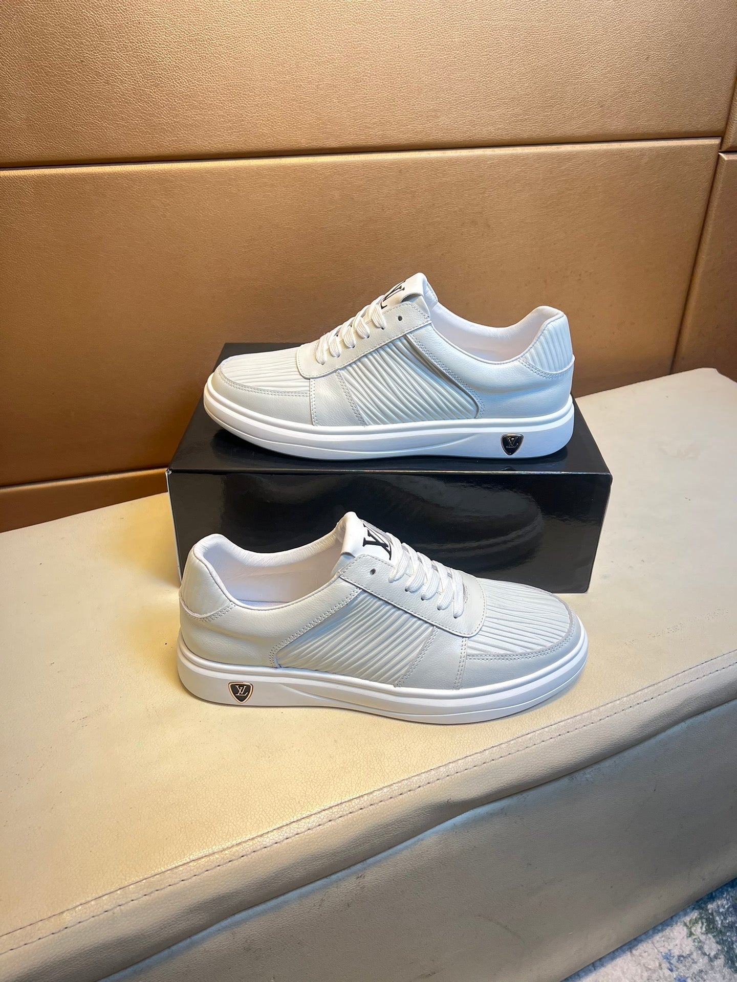 LV SNEAKERS IN WHITE CALFSKIN AND SUEDE