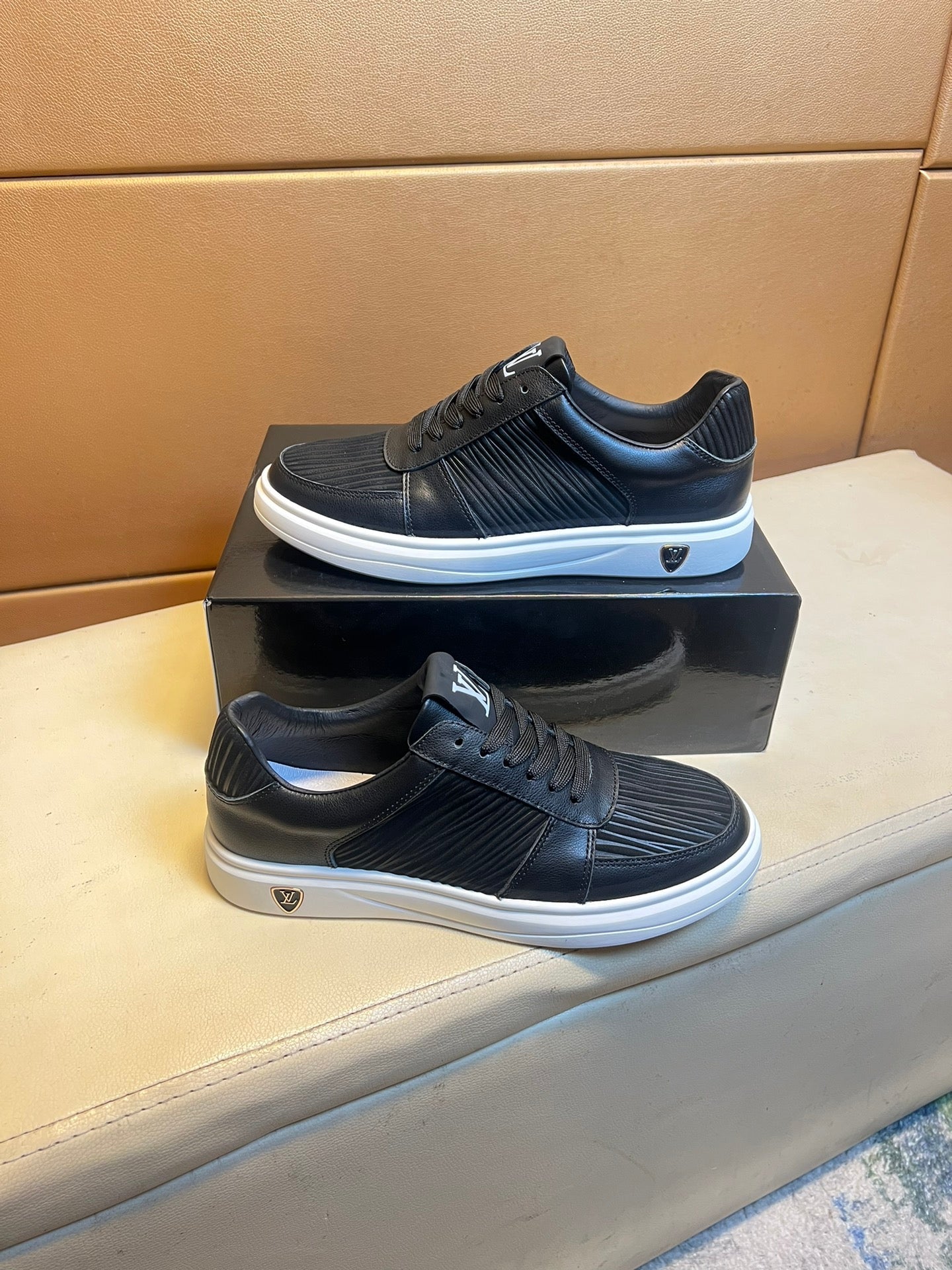 LV SNEAKERS IN BLACK CALFSKIN AND SUEDE