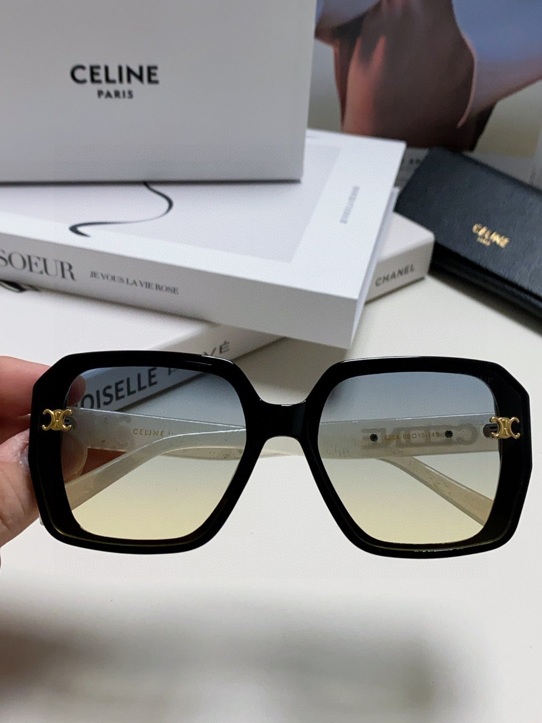 TRIOMPHE SUNGLASSES 548593 IN BLACK AND WHITE ACETATE