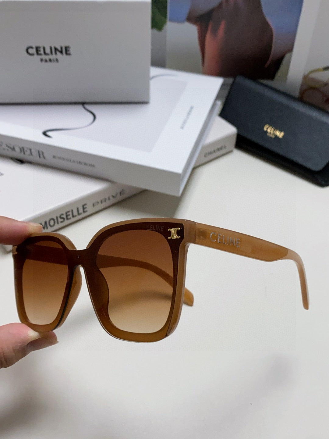 TRIOMPHE SUNGLASSES 552774 IN CARAMEL ACETATE TEXT LOGO