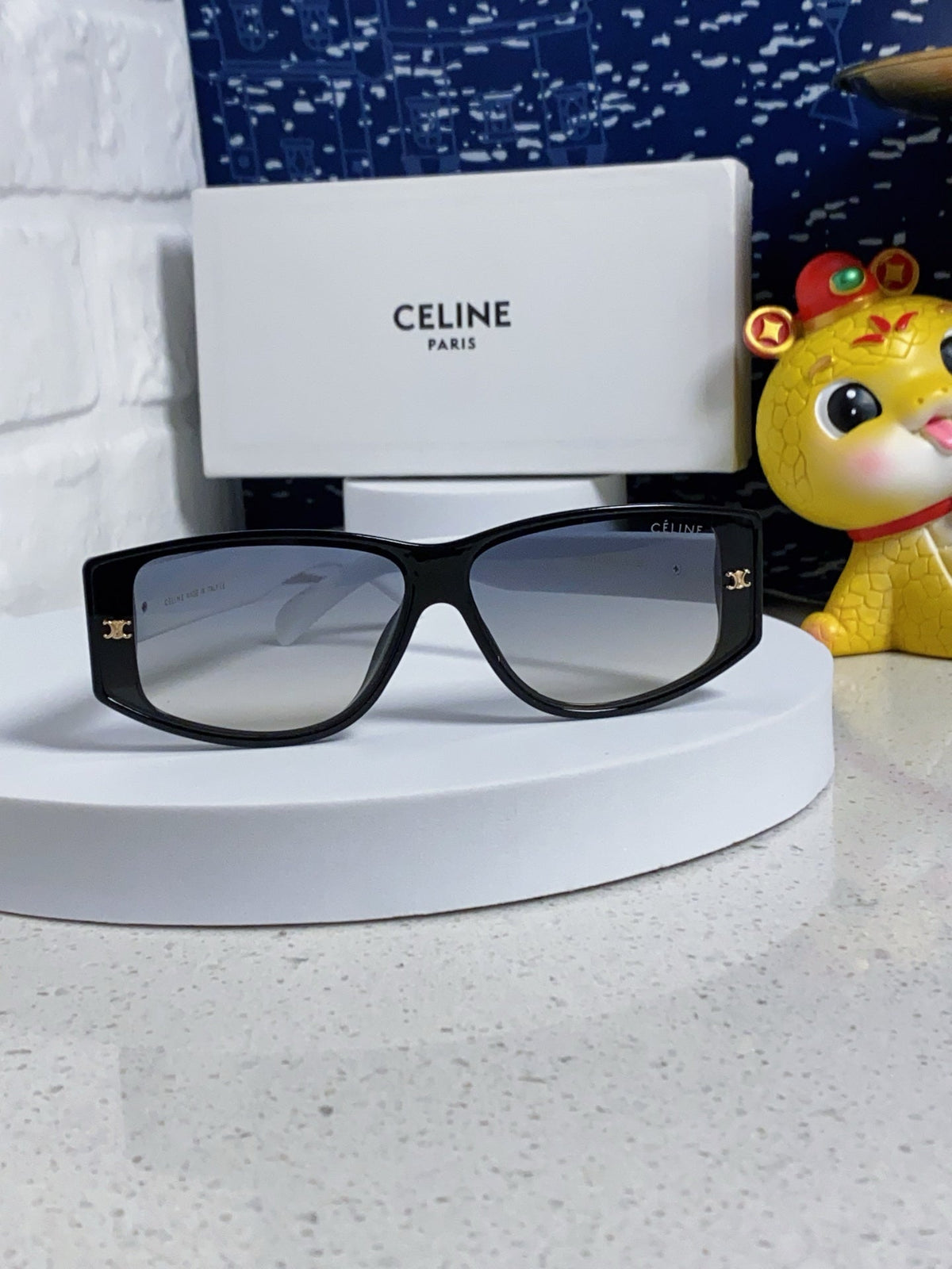 TRIOMPHE SUNGLASS 566216 IN BLACK AND WHITE ACETATE
