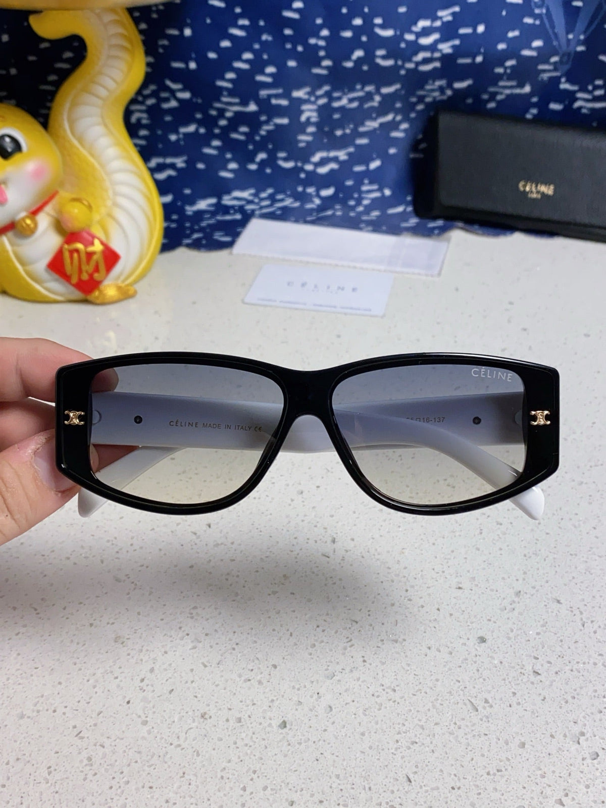 TRIOMPHE SUNGLASS 566216 IN BLACK AND WHITE ACETATE