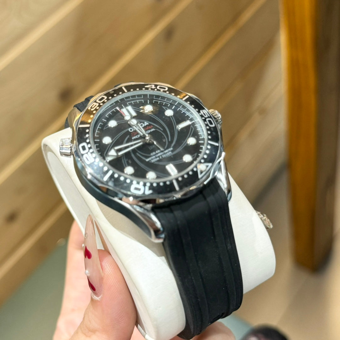 Omega Seamaster Diver 300M James Bond 007 42mm Rubber Strap 229873