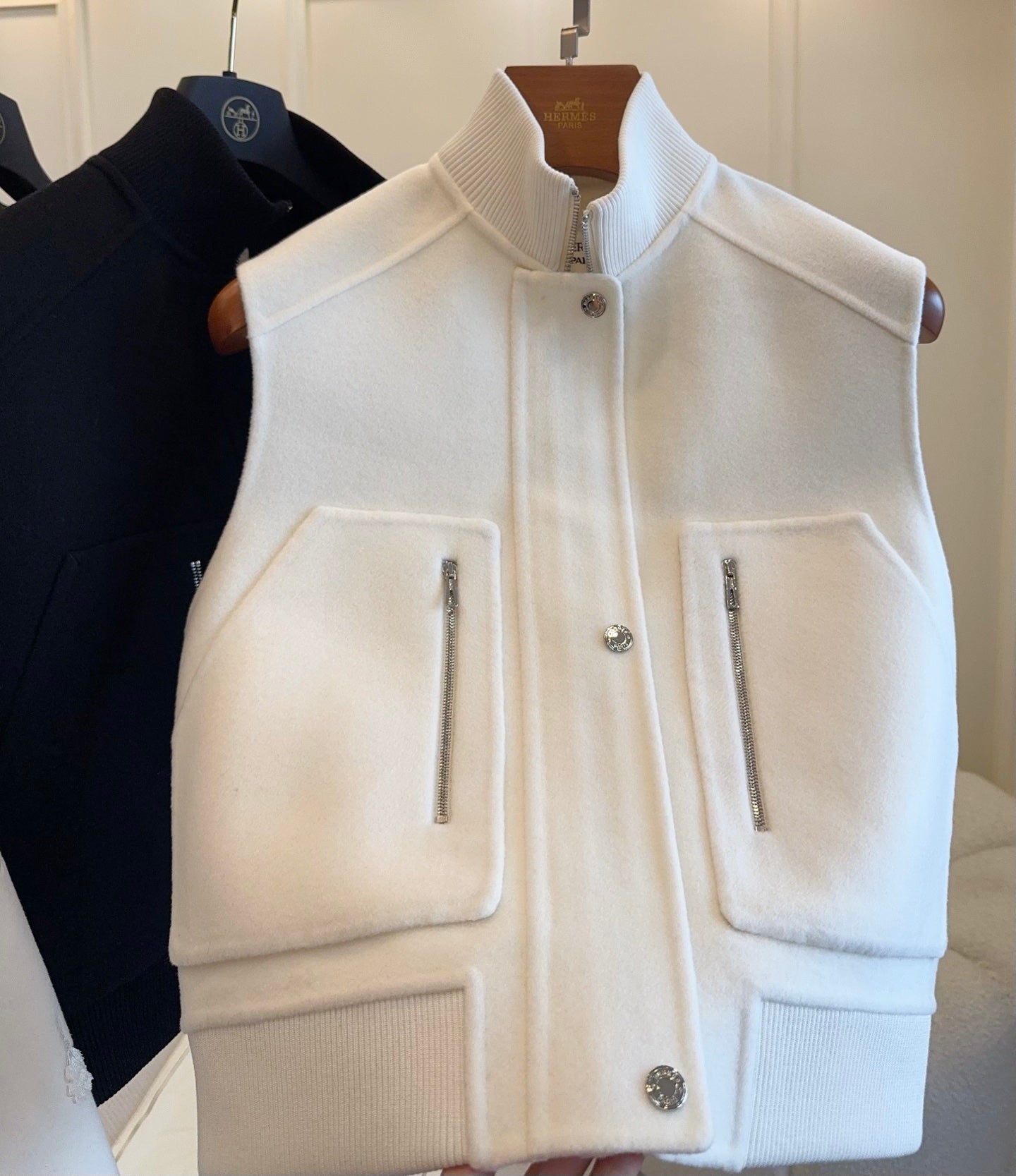 HM 25 Cashmere Embroidered Leather 264295