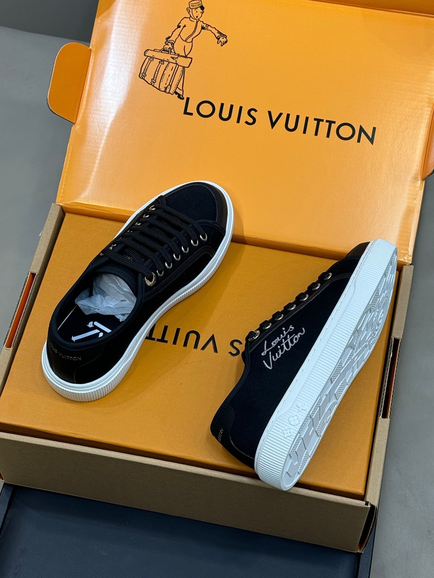 LV 26ss Sneaker Black Suede Leather 621651