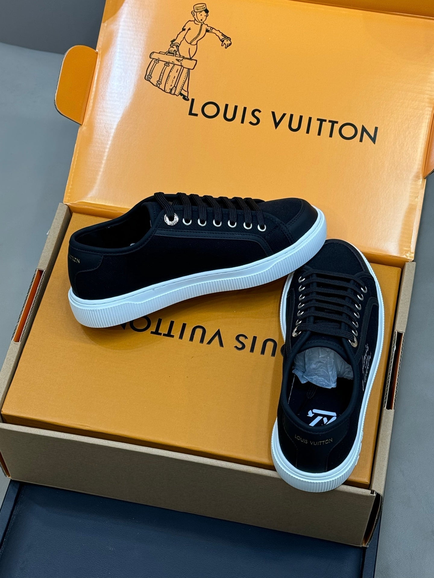 LV 26ss Sneaker Black Suede Leather 621651