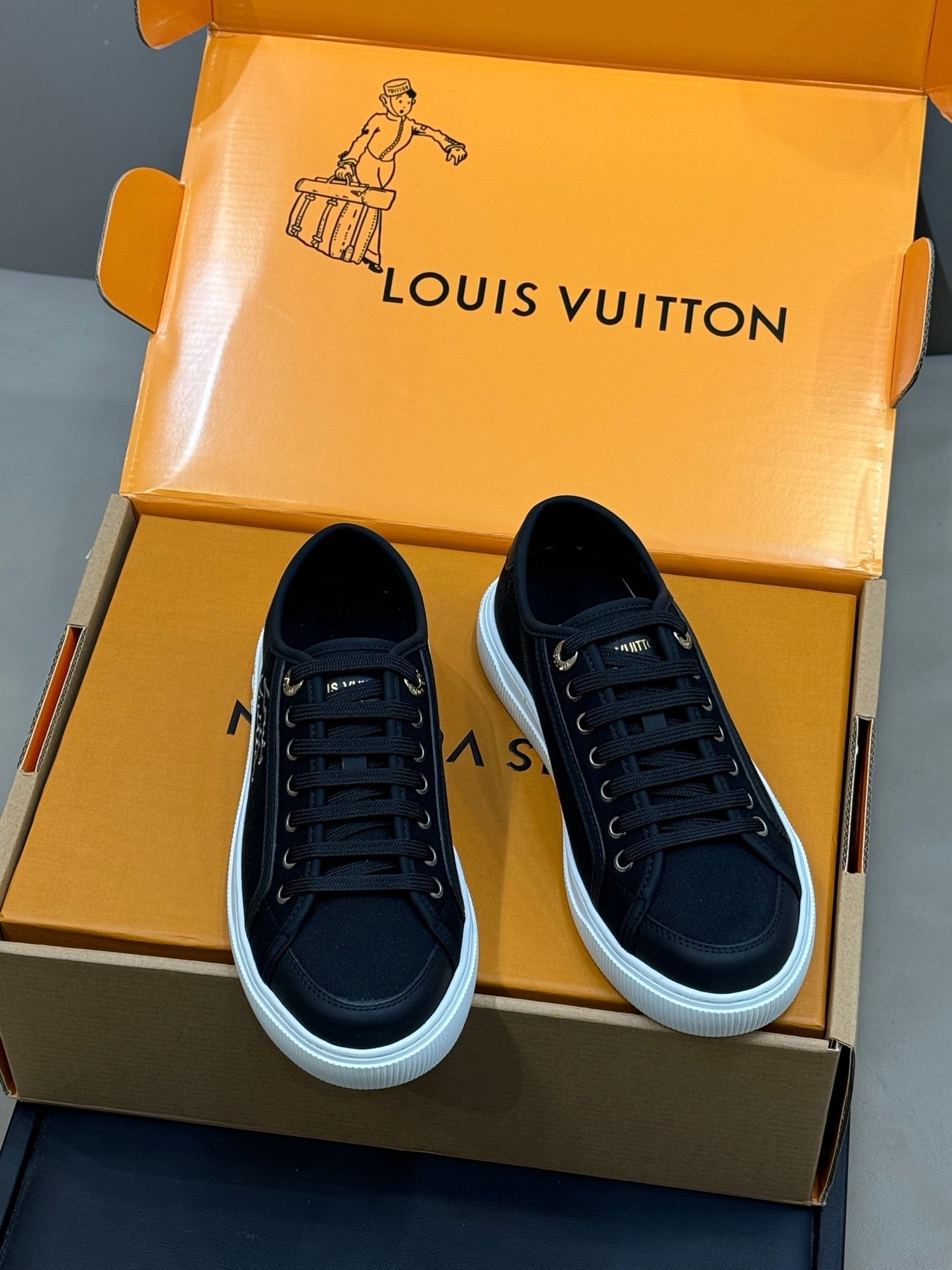 LV 26ss Sneaker Black Suede Leather 621651