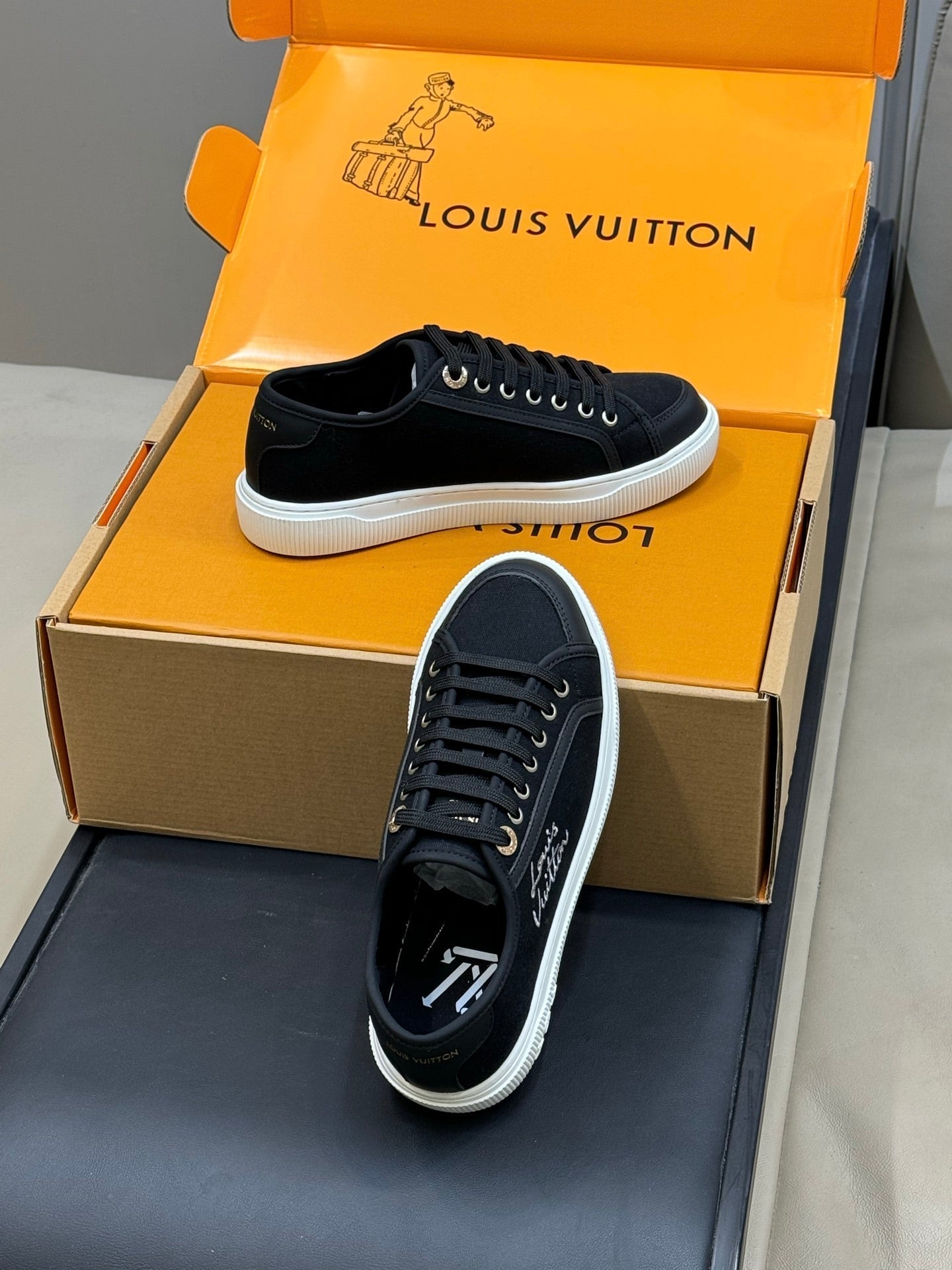 LV 26ss Sneaker Black Suede Leather 621651