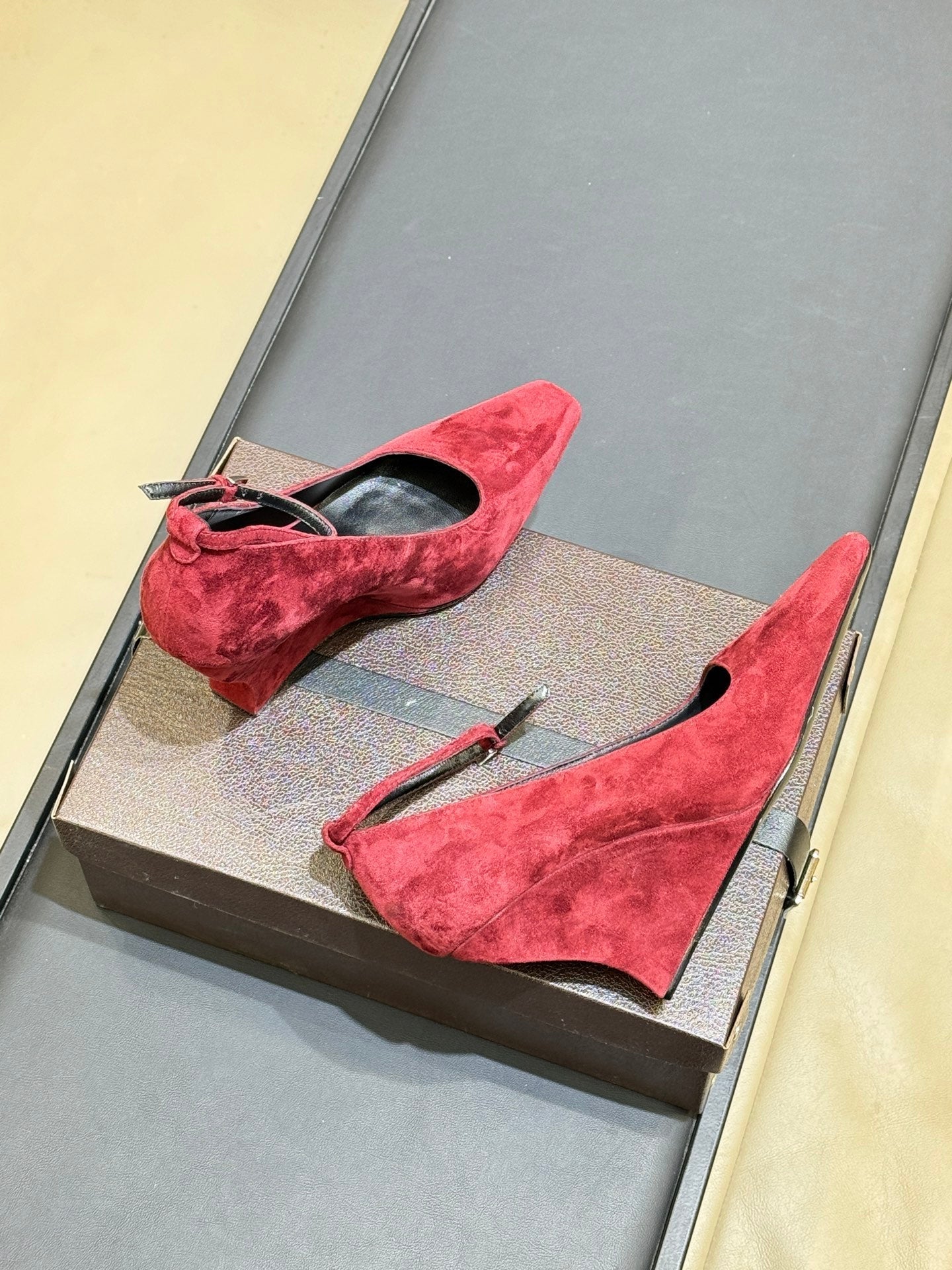 Alaia 2026 Wedge Pumps Velvet Leather 789590