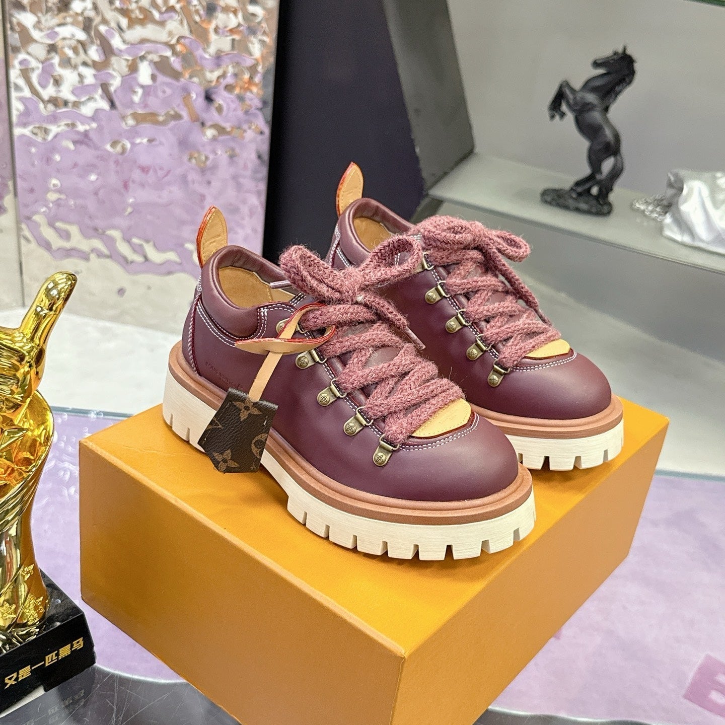 LV 26ss Sneaker Burgundy Sheepskin 672126