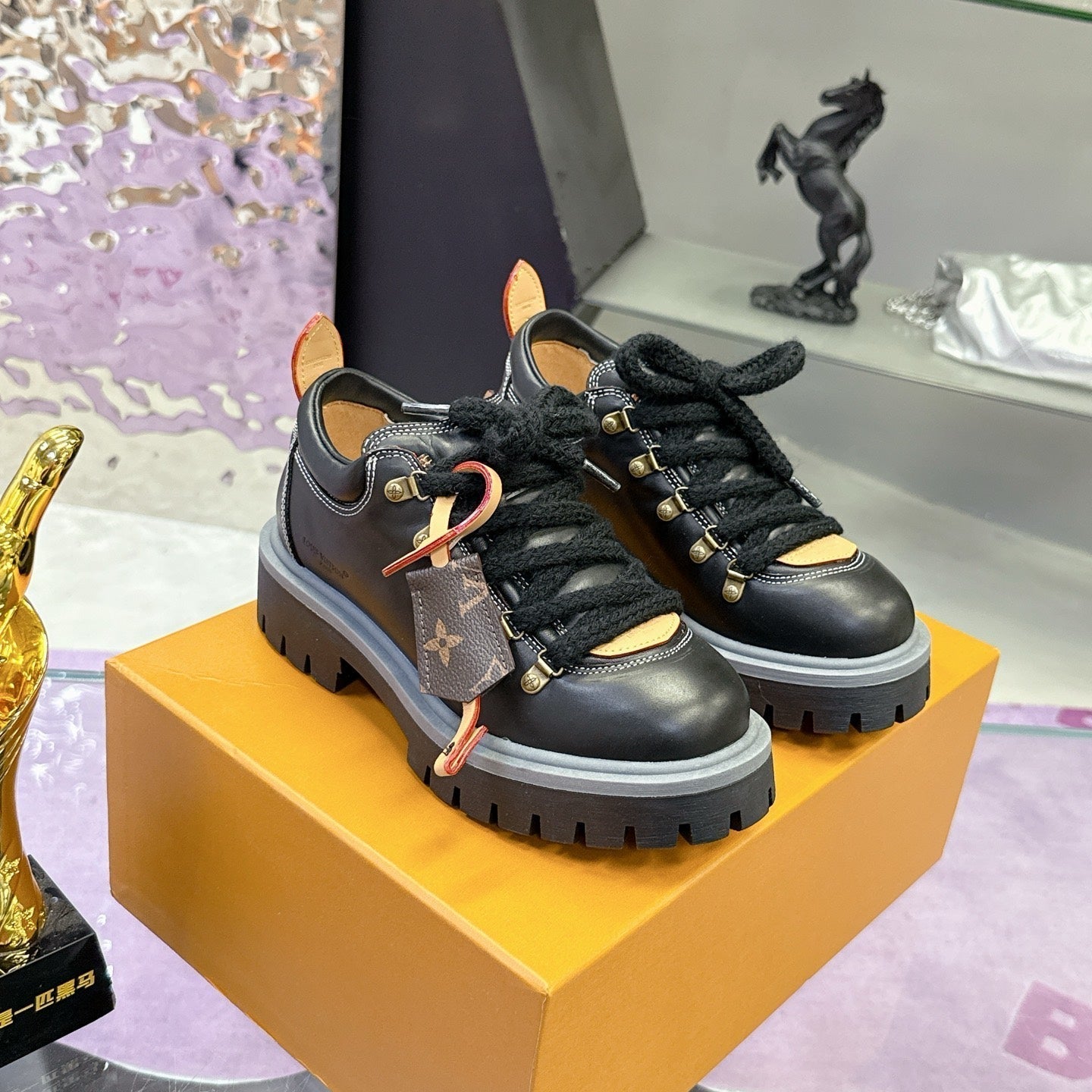 LV 26ss Sneaker Black Sheepskin 672127