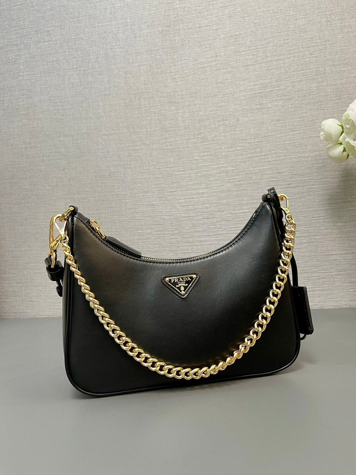 HOBO BAG 23 IN BLACK SMOOTH NAPPA LAMBSKIN GOLD HARDWARE