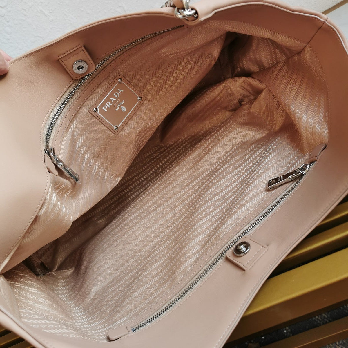 CHAIN TOTE 39 SOFT BEIGE CALFSKIN SILVER HARDWARE