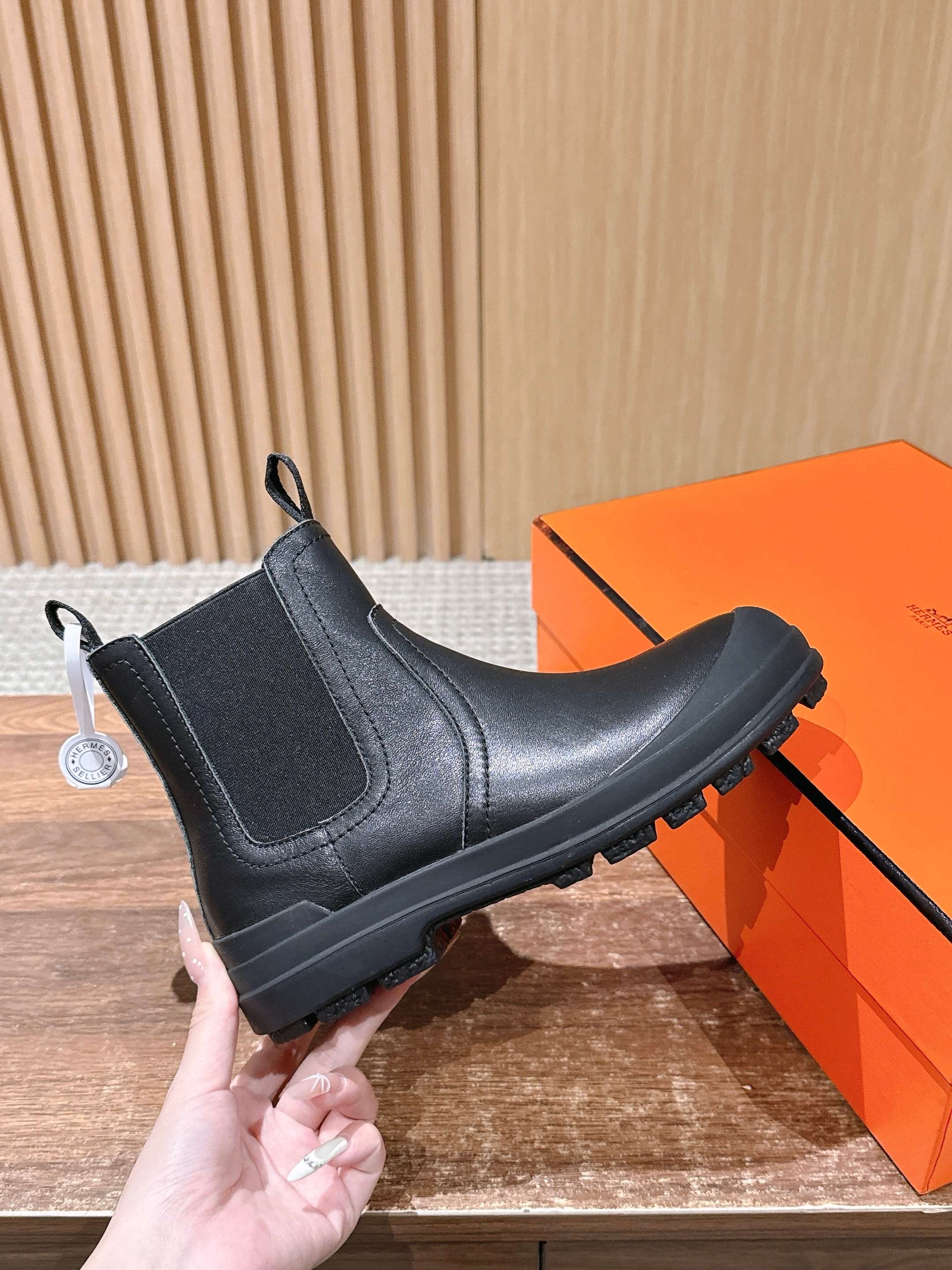 HM 25  Chelsea Ankle Boots Black Sheepskin 512548