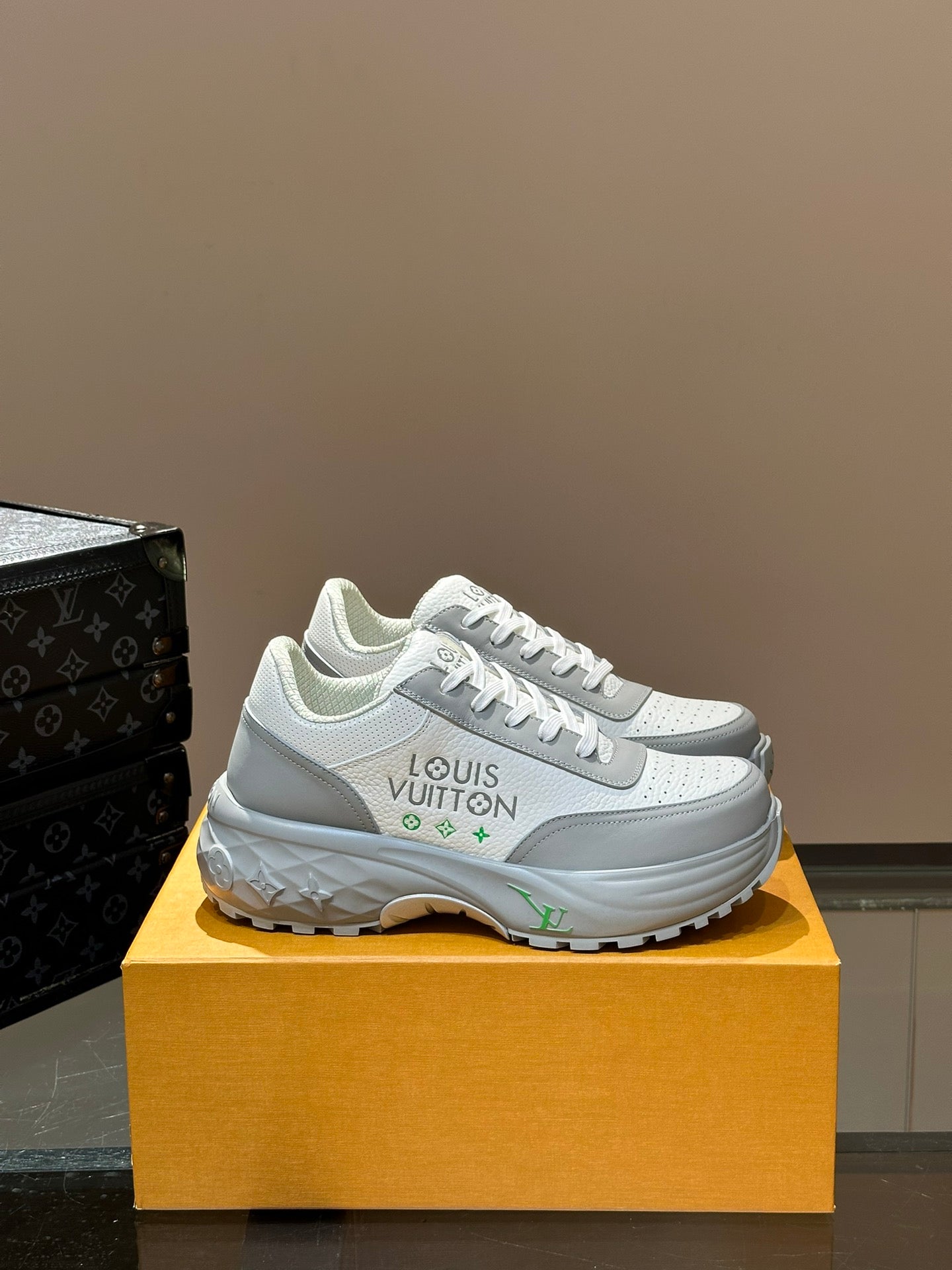 THICK-SOLED SNEAKER GREY AND WHITE CALFSKIN