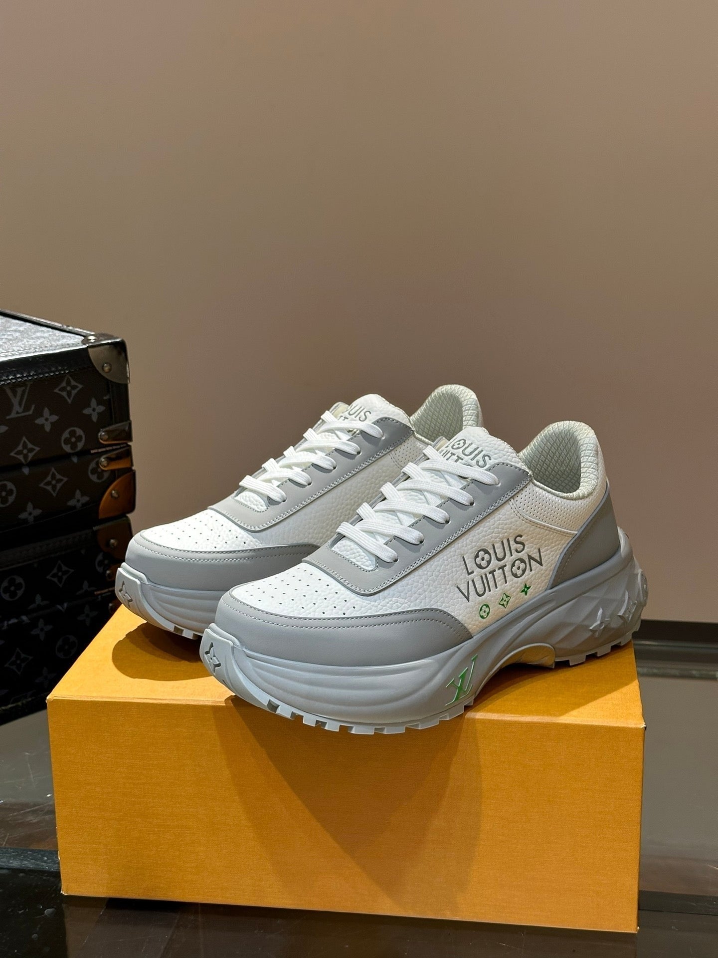 THICK-SOLED SNEAKER GREY AND WHITE CALFSKIN