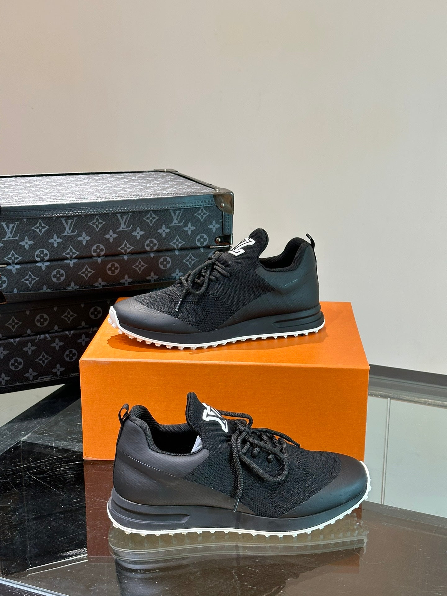LV SNEAKERS IN BLACK CALFSKIN AND FABRIC BREATHABLE